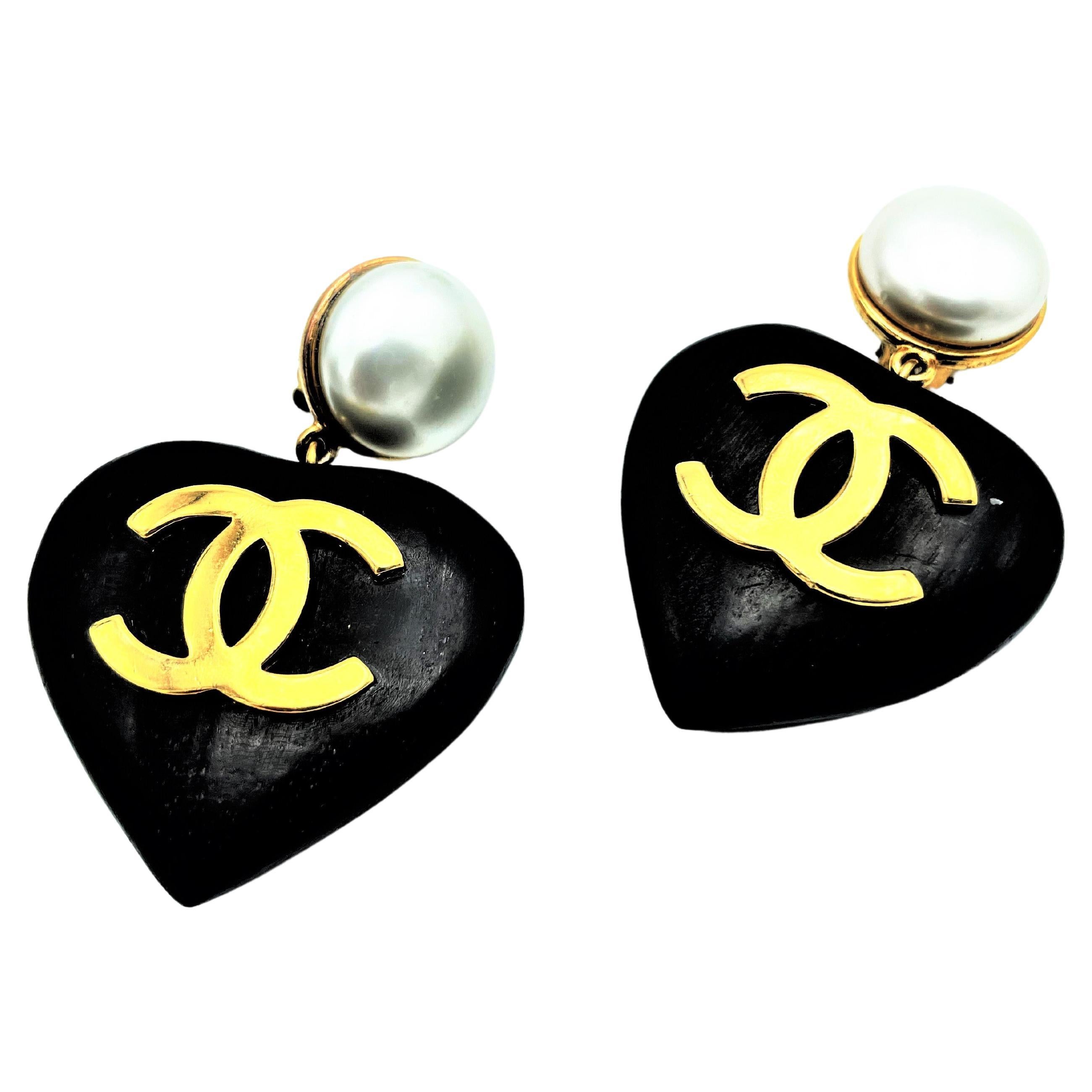 Modern Iconic Chanel heart clip-on earring, made of black ebony sign. 2CC8 For Sale