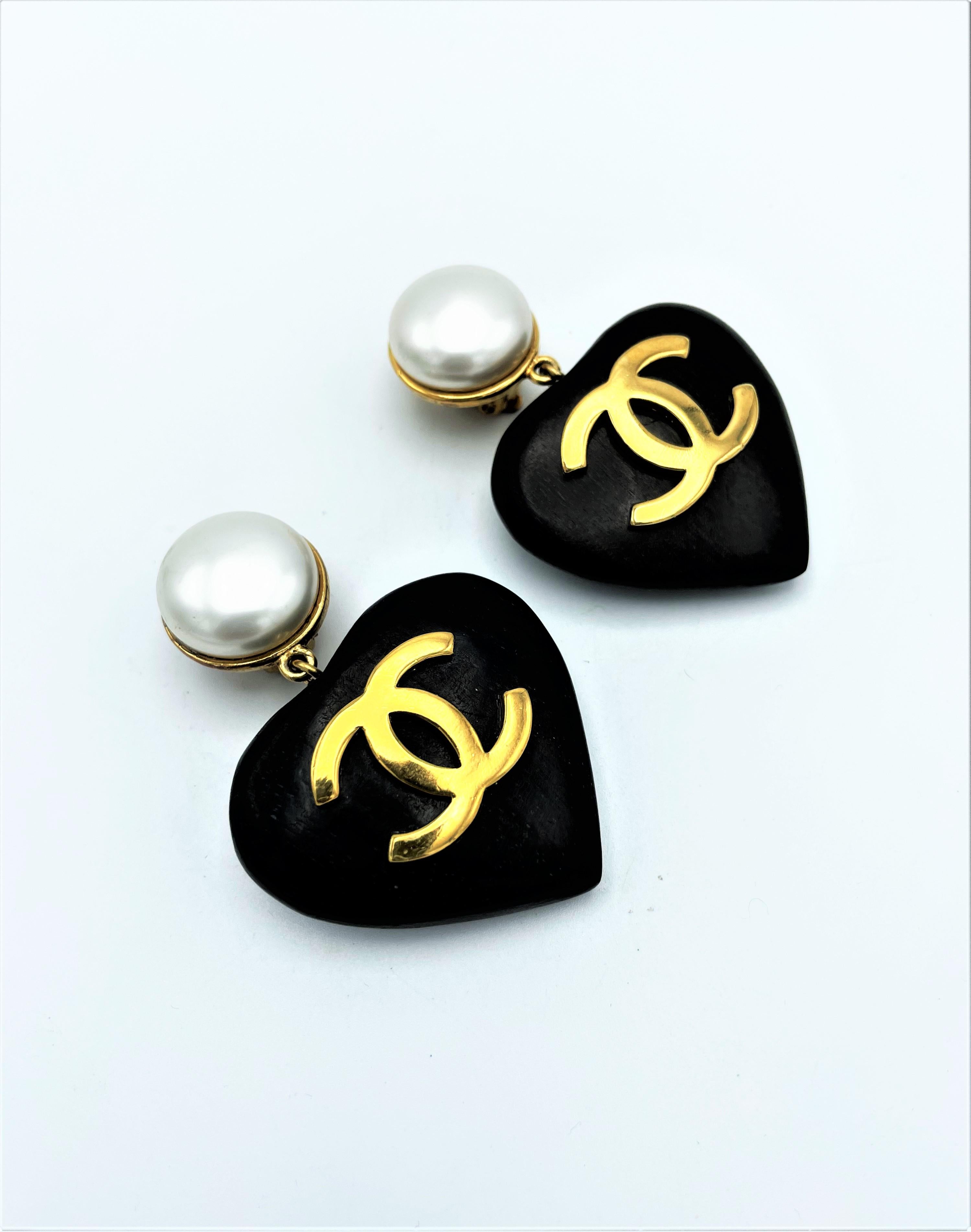 Iconic Chanel heart clip-on earring, made of black ebony sign. 2CC8 In Excellent Condition For Sale In Stuttgart, DE