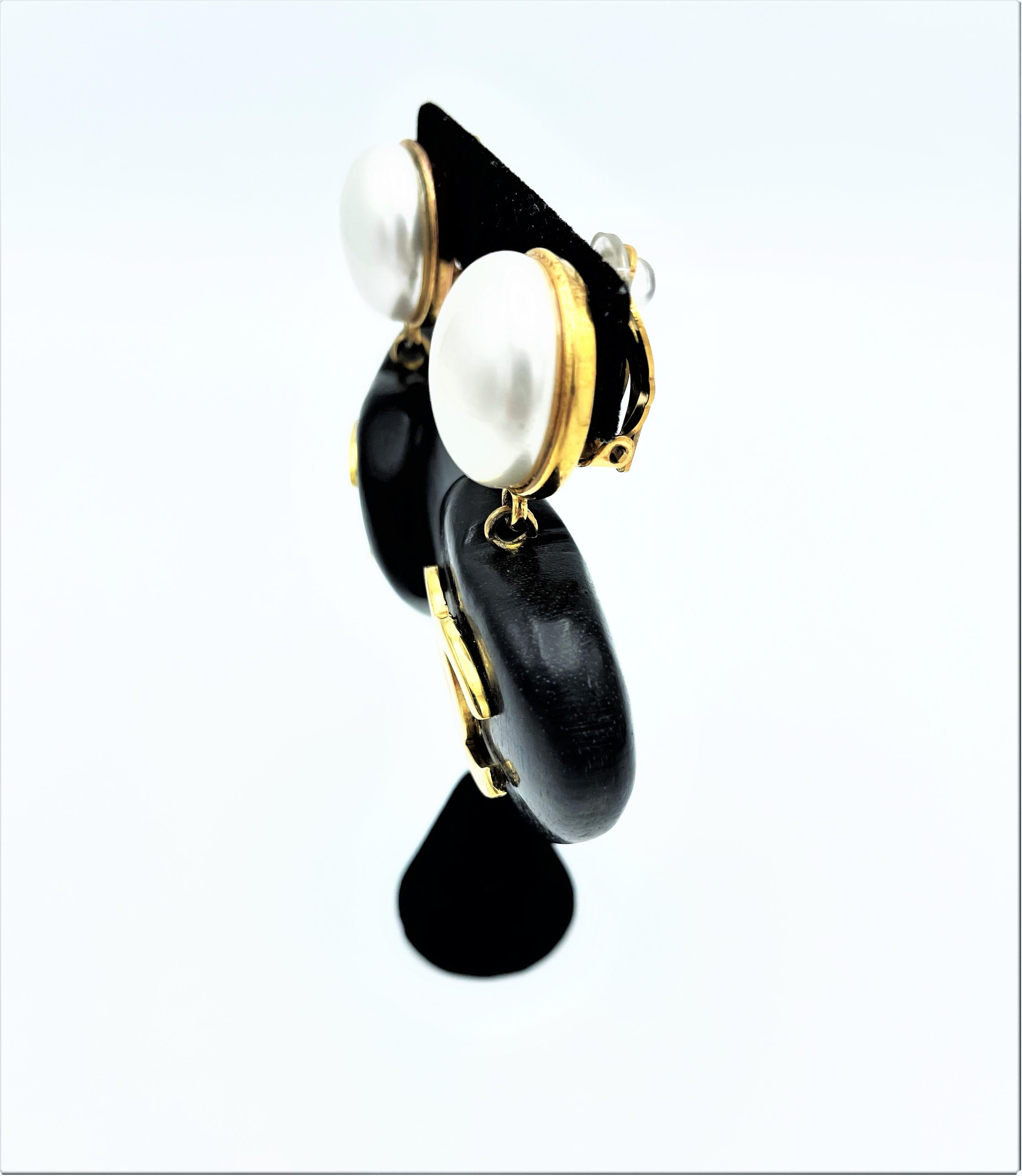 Women's Vintage iconic CCs Chanel heart clip-on earring, made of black ebony sign. 2CC8