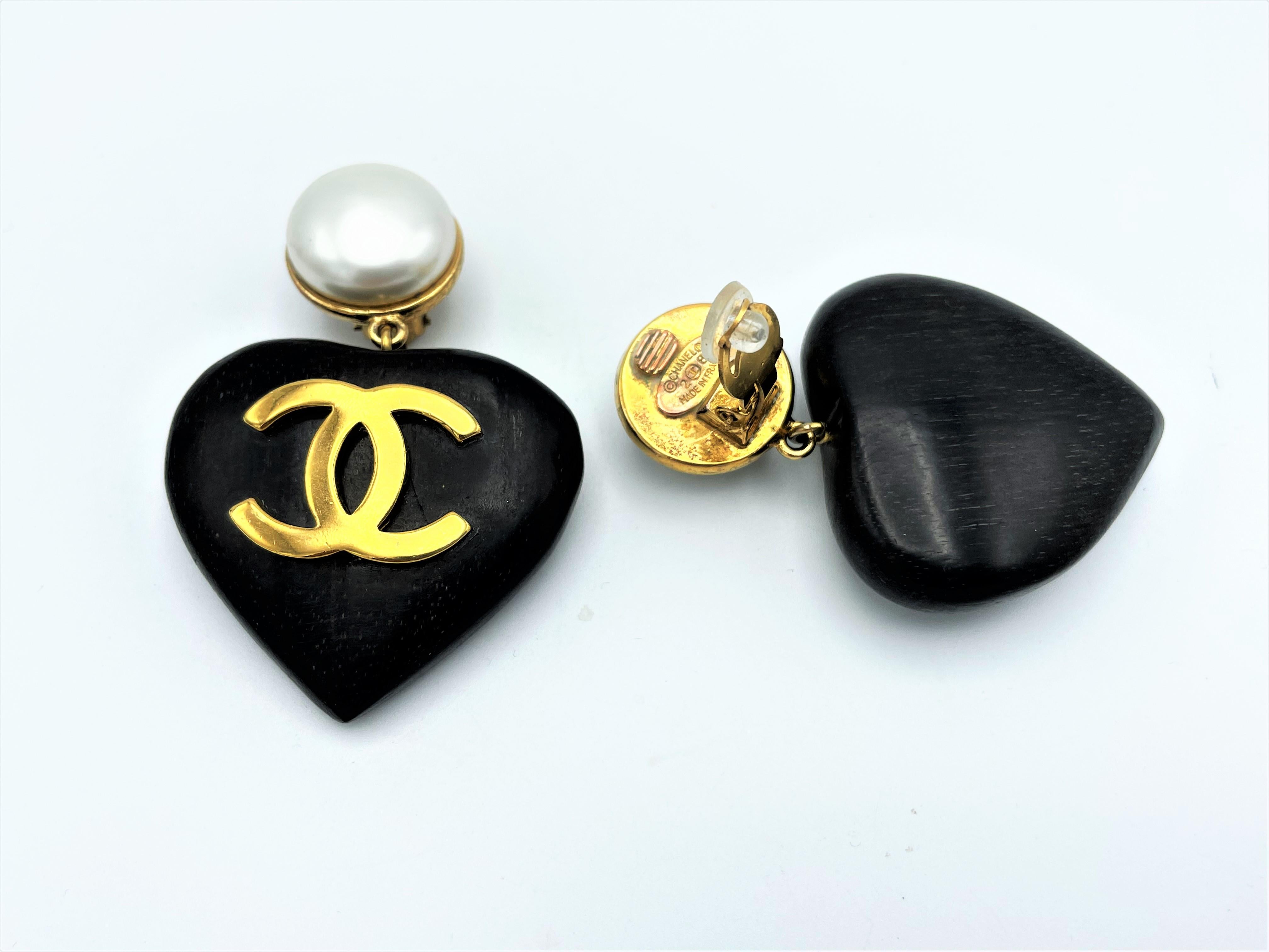 Vintage iconic CCs Chanel heart clip-on earring, made of black ebony sign. 2CC8 1