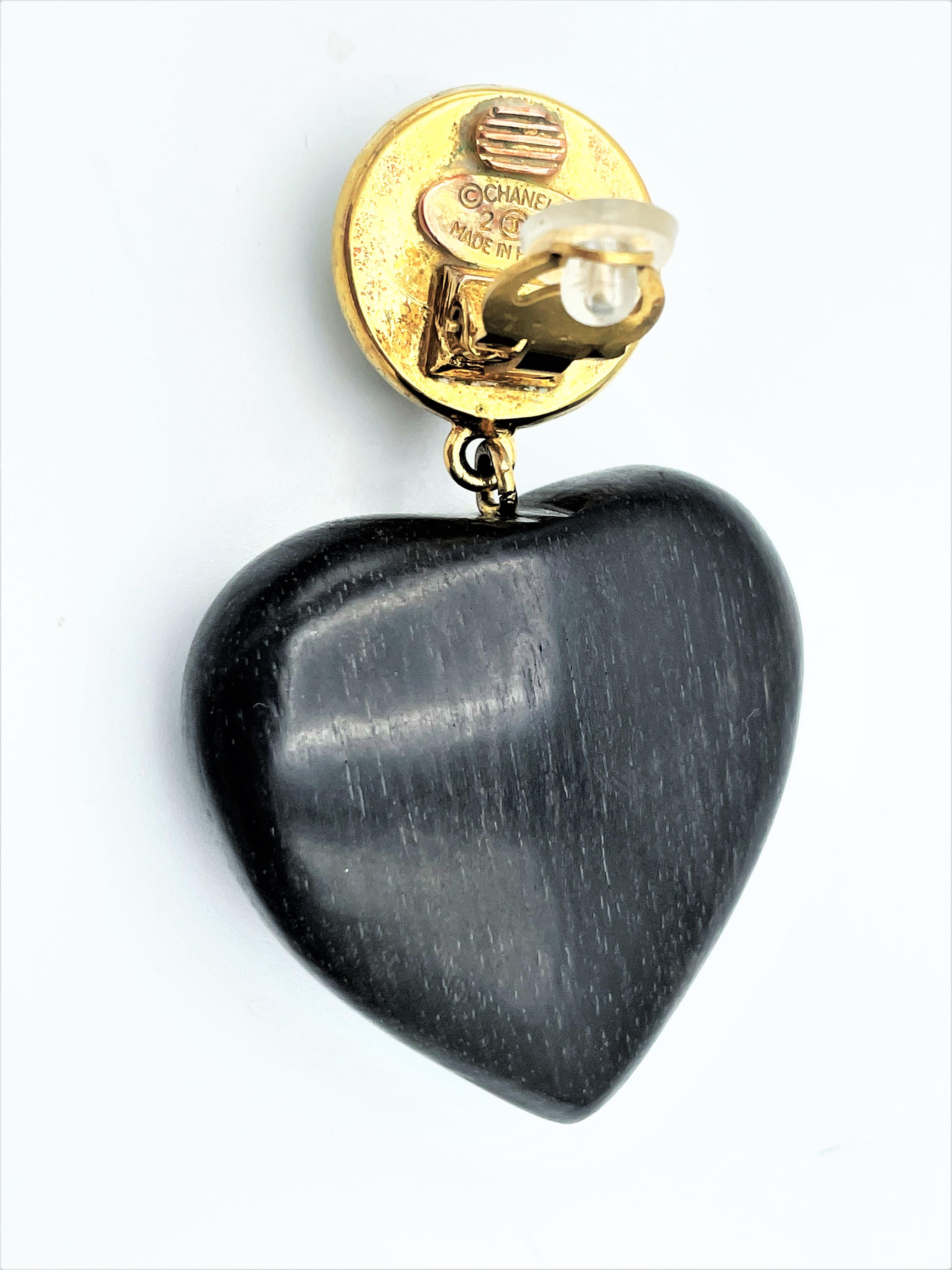 Vintage iconic CCs Chanel heart clip-on earring, made of black ebony sign. 2CC8 2