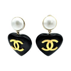 Boucle d'oreille à clip en forme de cœur, emblématique de Chanel, en signe d'ébène noir. 2CC8