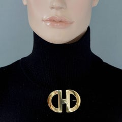 Spilla vintage iconica con logo Celine PARIS e morso dorato