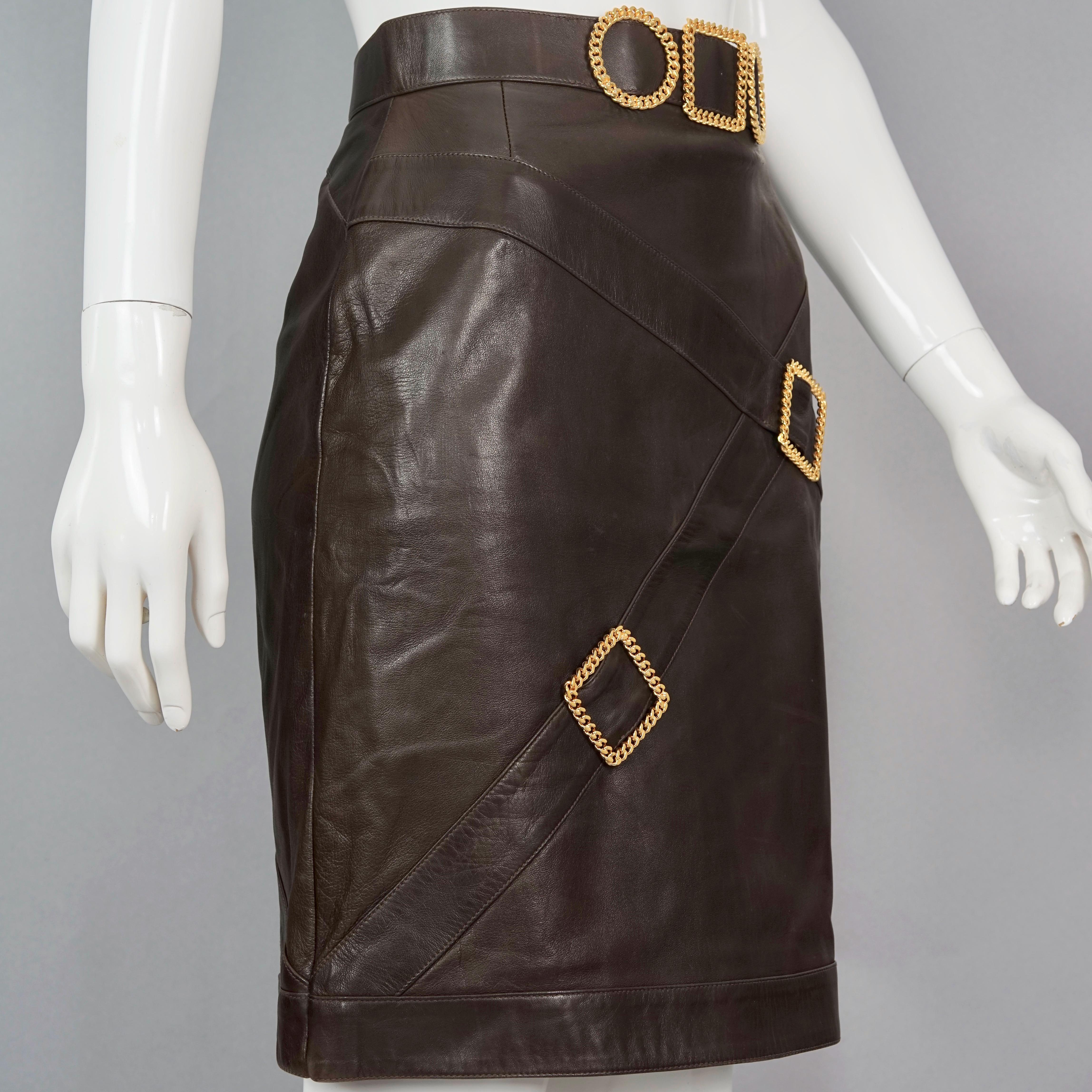 Vintage Iconic CHANEL Buckle Leather Skirt In Excellent Condition For Sale In Kingersheim, Alsace