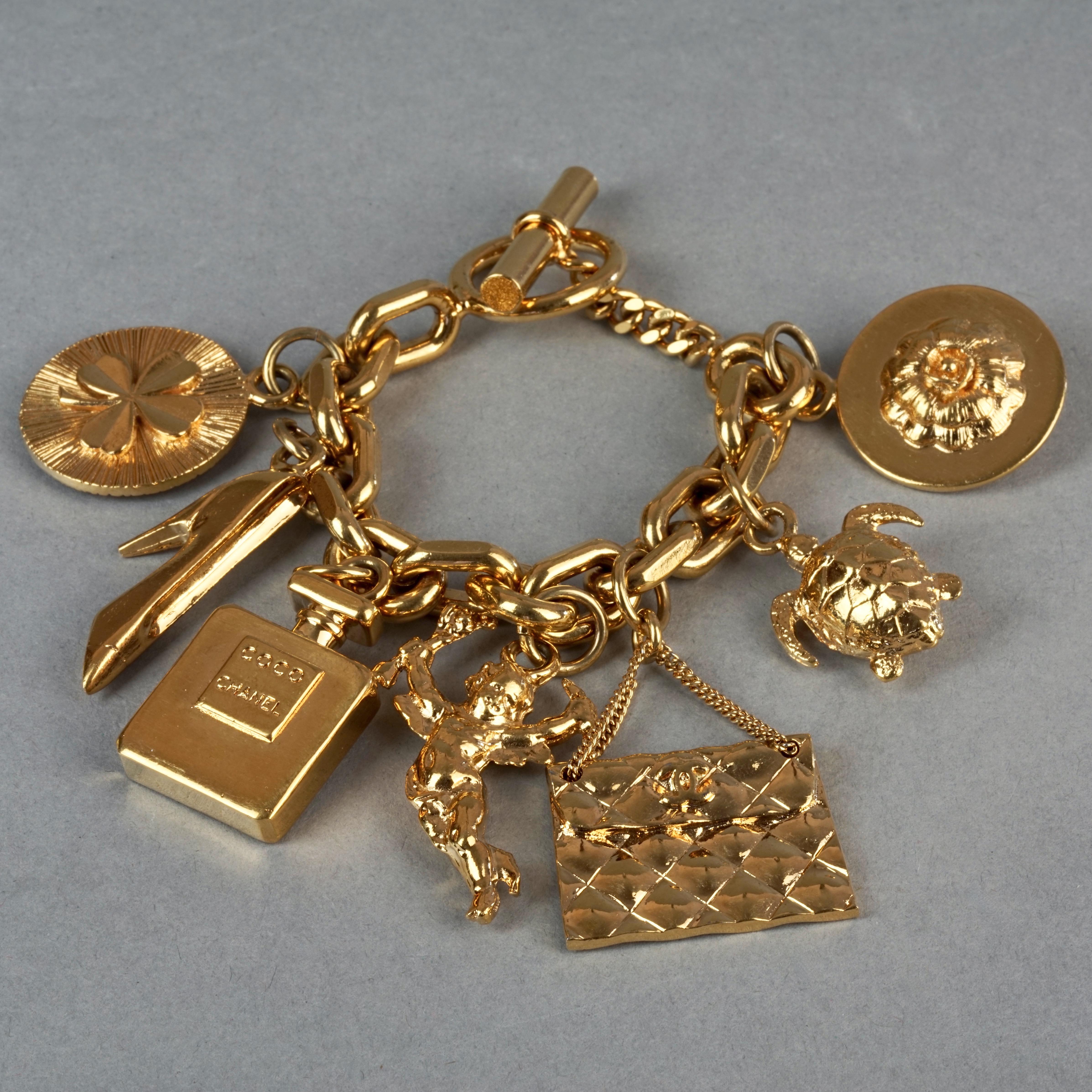 Vintage Iconic CHANEL Charms Chunky Bracelet In Excellent Condition For Sale In Kingersheim, Alsace