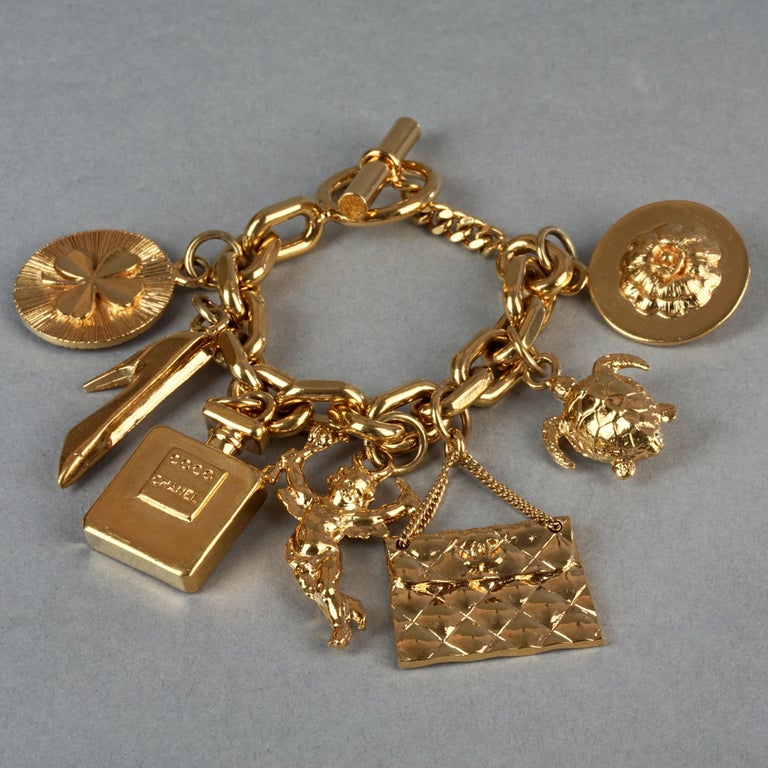 Vintage Chanel turn lock CC chain bracelet. Must have 90s jewelry. Large CC  motif. 041204ra1. Thick chain bracelet.