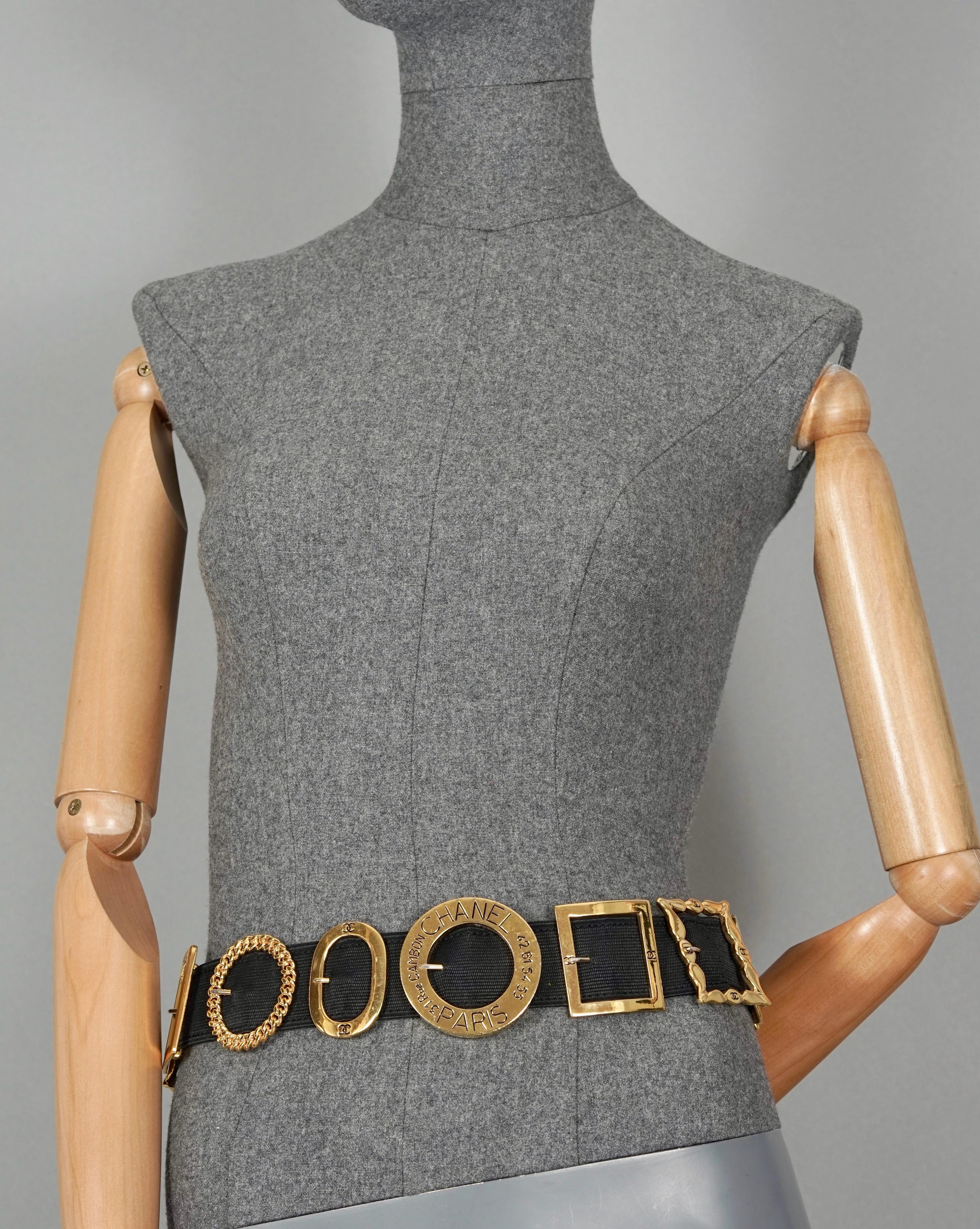 Vintage Iconic CHANEL Logo Multi Buckle Belt

Messungen: 
Höhe: 2.56 Zoll (6::5 cm)
Tragbare Größe: 29.33 Zoll bis 30::11 Zoll (74::5 cm bis 76::5 cm) - ohne Dehnung
Gesamtlänge: 31.80 cm (49 Zoll) ohne Dehnung
Kann sich bis 12 cm (4::72 Zoll)