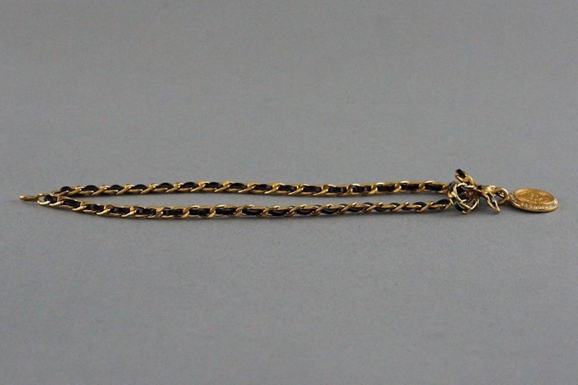 Vintage Iconic CHANEL Medallion Rhinestone Leather Chain Bow Choker Necklace In Excellent Condition In Kingersheim, Alsace