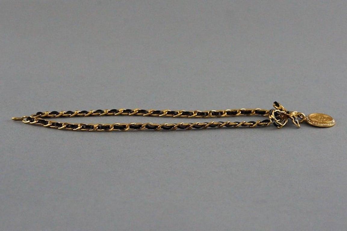 Vintage Iconic CHANEL Medallion Rhinestone Leather Chain Bow Choker Necklace In Excellent Condition In Kingersheim, Alsace