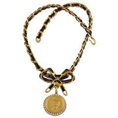 Vintage Iconic CHANEL Medallion Rhinestone Leather Chain Bow Choker Necklace