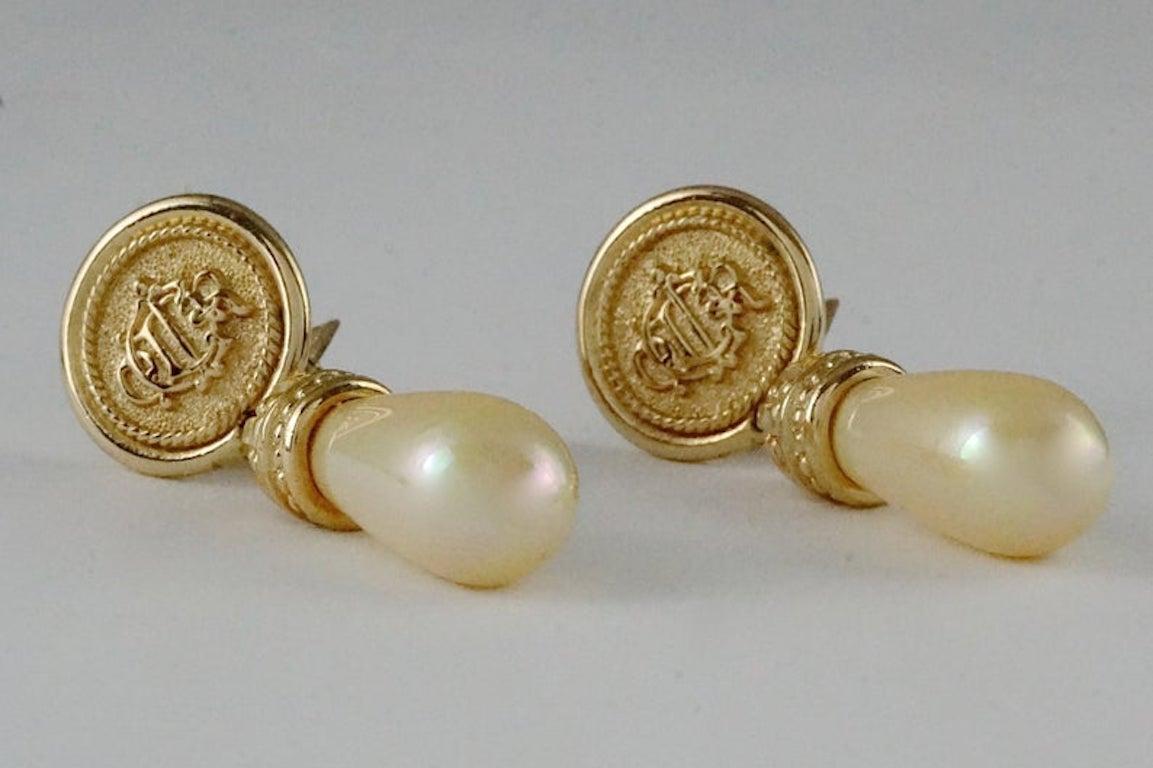 Vintage Iconic CHRISTIAN DIOR Logo Monogram Pearl Dangling Earrings

Measurements:
Height: 2.28 inches (5.8 cm)
Width: 0.82 inch (2.1 cm)
Weight: 12 grams

Features:
- 100% Authentic CHRISTIAN DIOR.
- DIOR logo/ monogram with dangling pearl.
- Gold