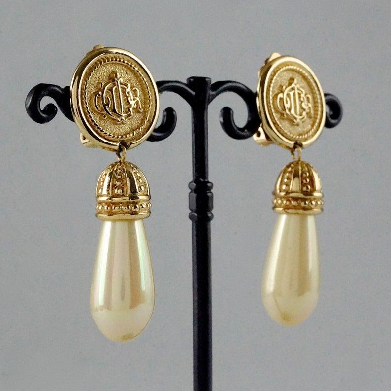 Vintage Iconic CHRISTIAN DIOR Logo Monogram Pearl Dangling Earrings In Excellent Condition In Kingersheim, Alsace
