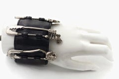 GIANNI VERSACE Manchette vintage emblématique en cuir avec large épingle à nourrice Medusa