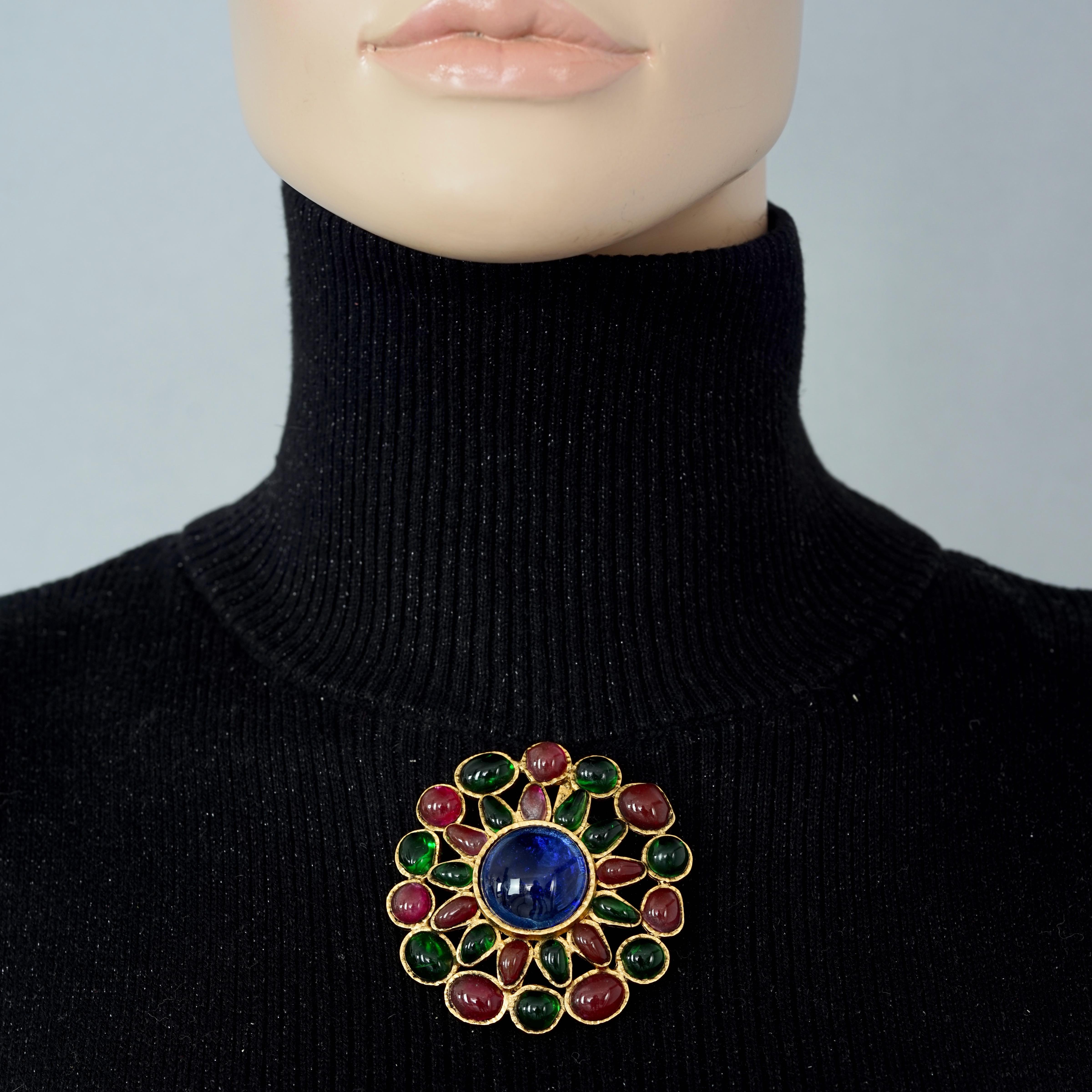 Vintage Iconic GRIPOIX Green Red Blue Flower Pendant Brooch

Measurements:
Height: 2.40 inches (6.1 cms)
Width: 2.40 inches (6.1 cms)

Features:
- Iconic green, red and blue Gripoix/ glass poured flower pendant brooch.
- Gold tone hardware.
- Choker