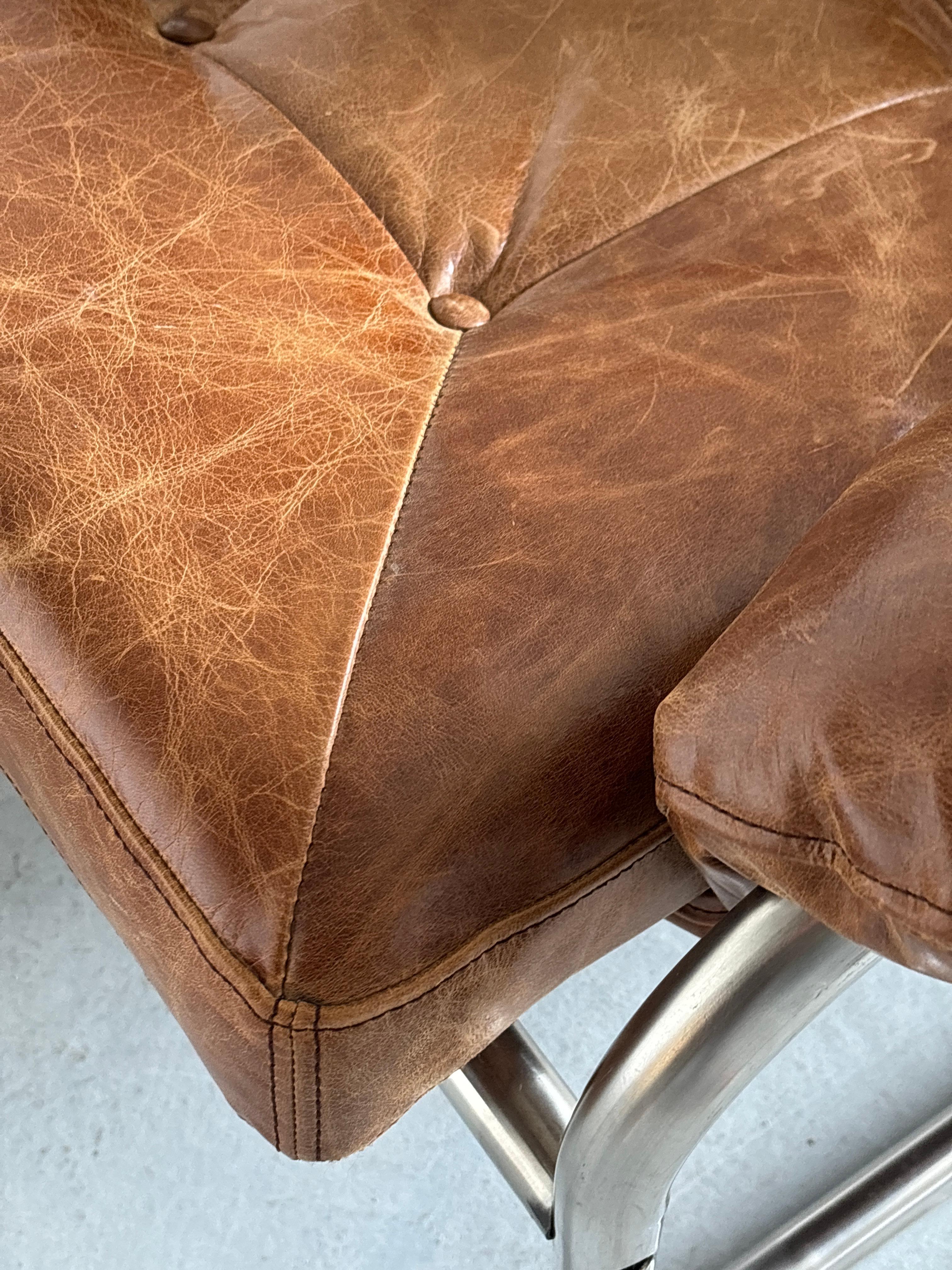 Icónico sofá vintage Ikea de cuero marrón 