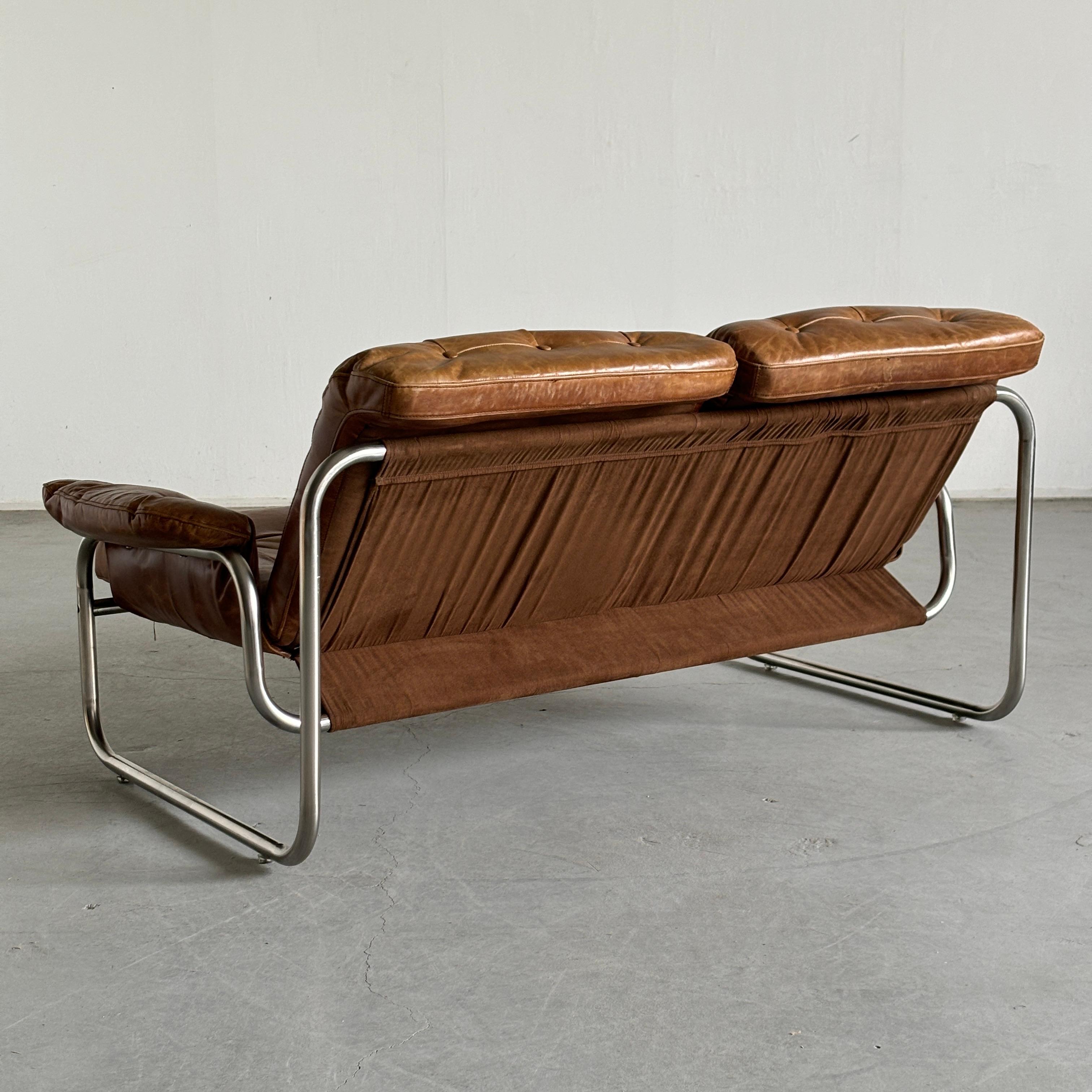 Icónico sofá vintage Ikea de cuero marrón 