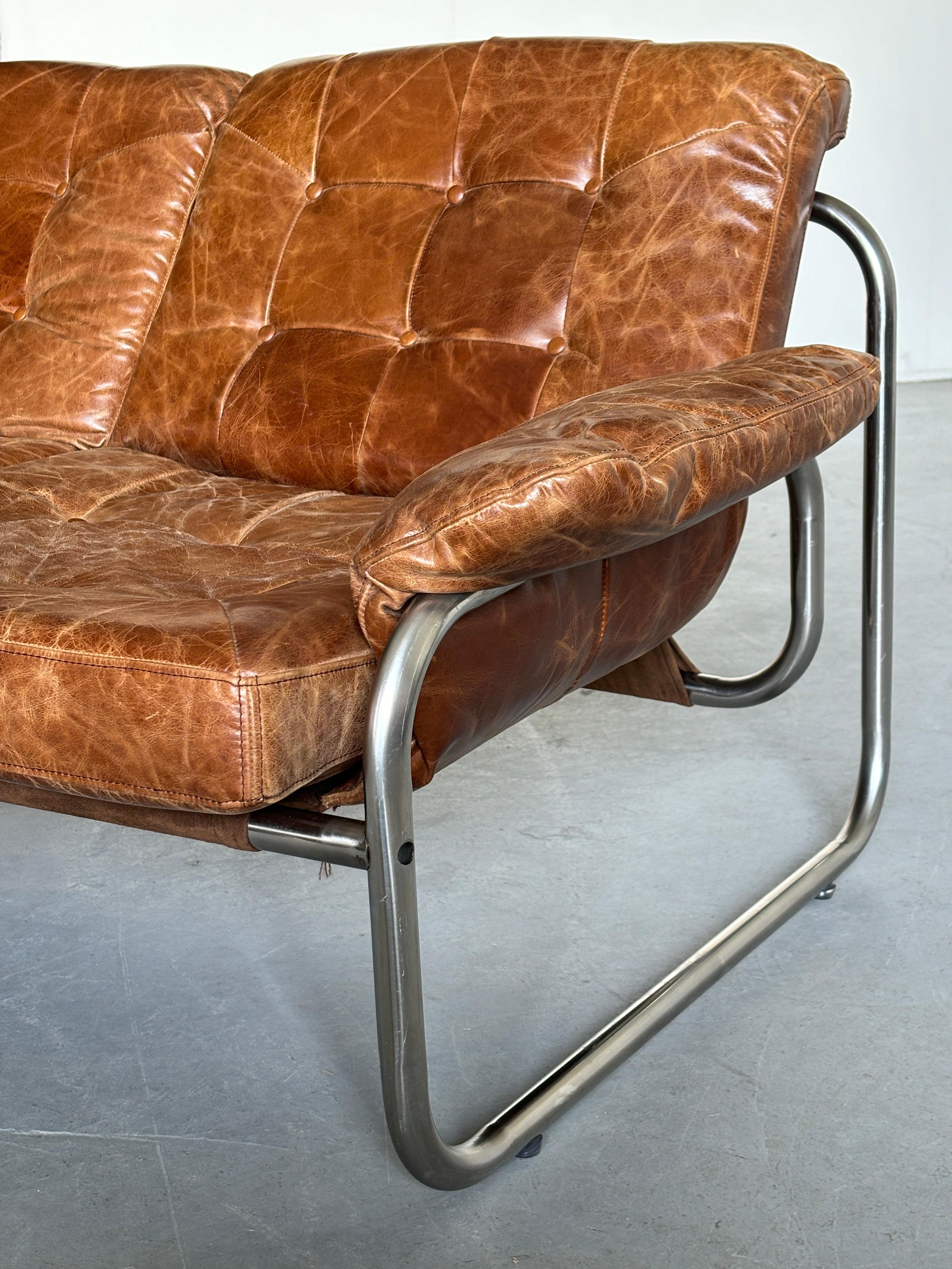 Icónico sofá vintage Ikea de cuero marrón 