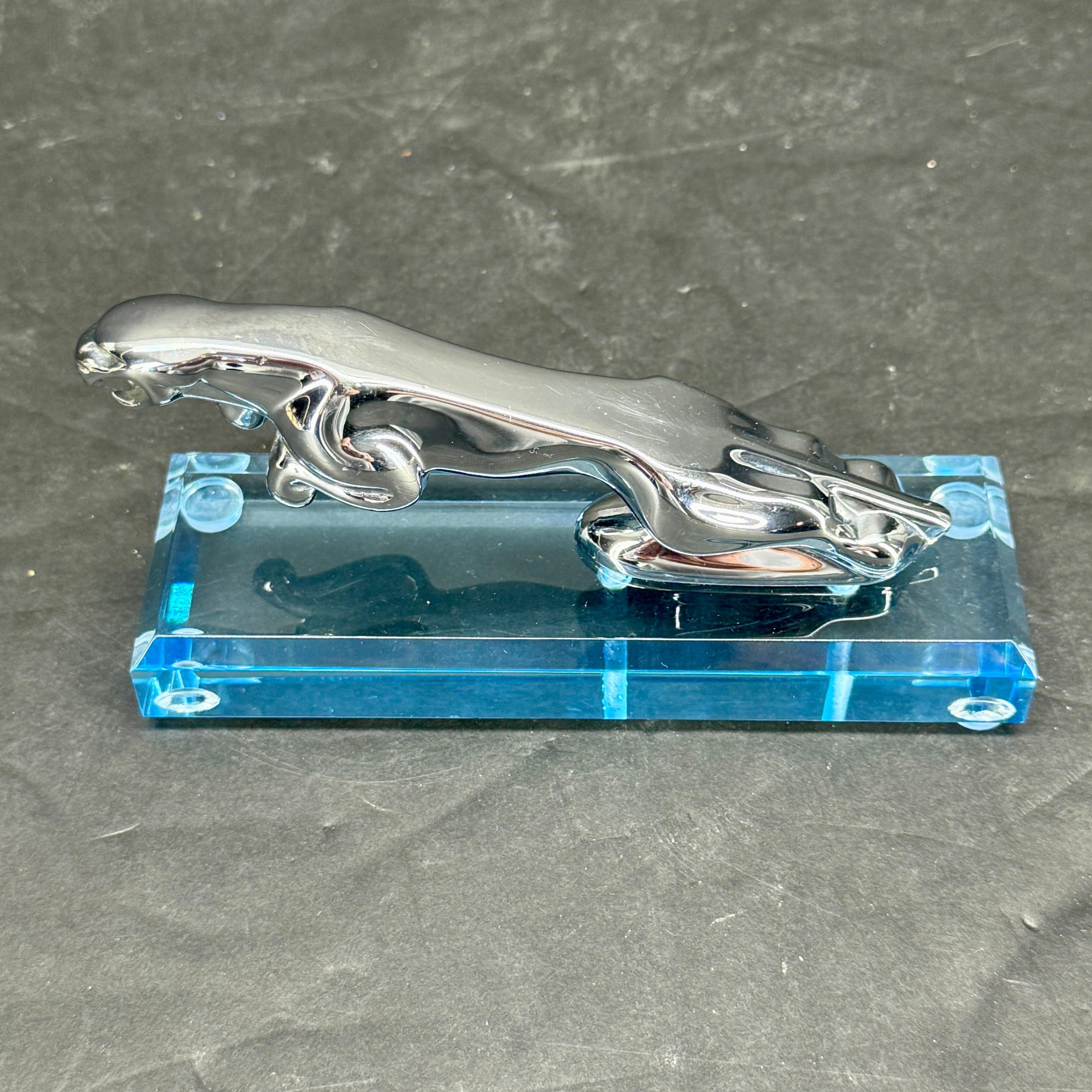 Mascotte d'epoca per il cappuccio dell'auto Jaguar su base in lucite in vendita 2