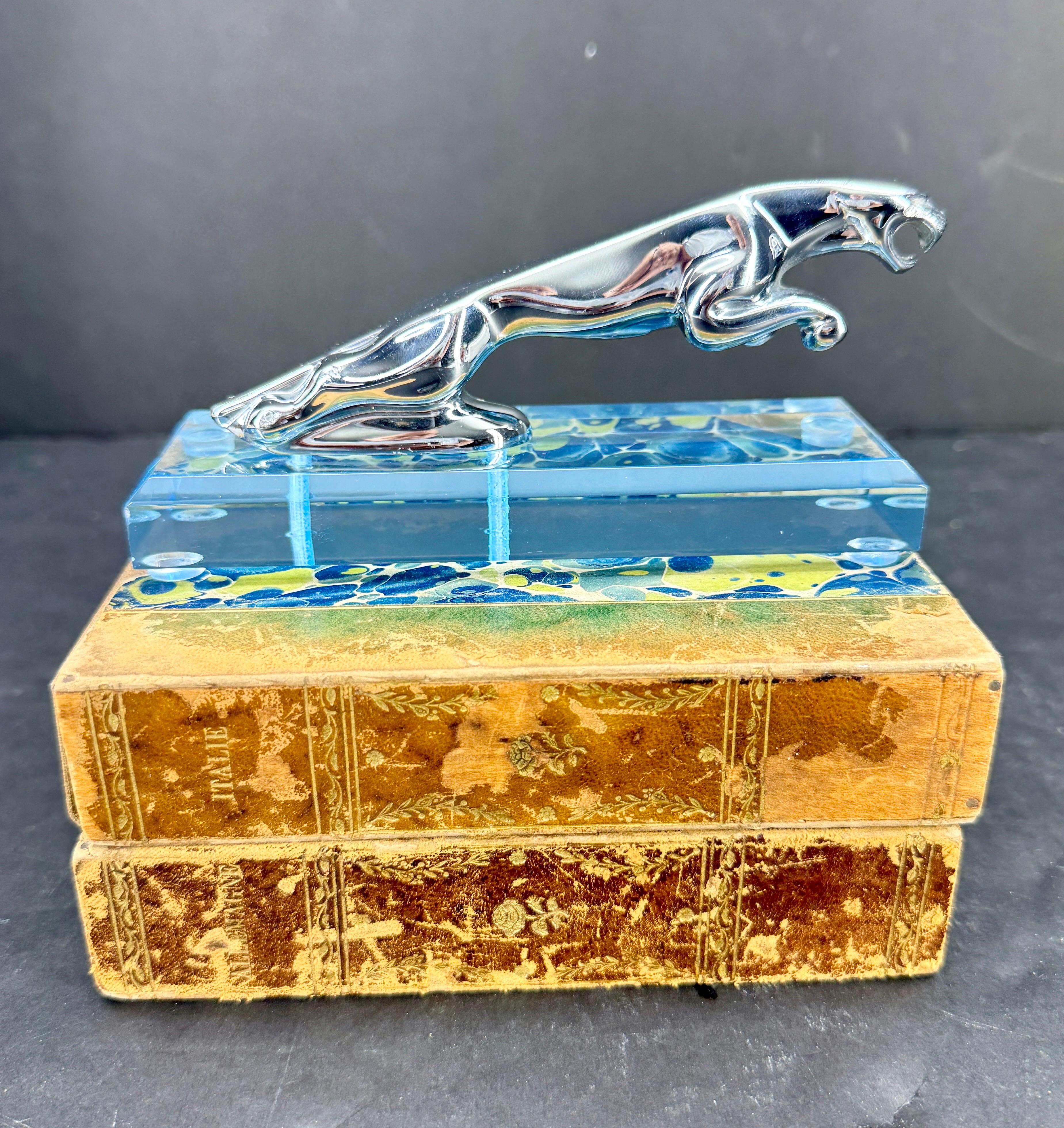 Mascotte d'epoca per il cappuccio dell'auto Jaguar su base in lucite in vendita 3