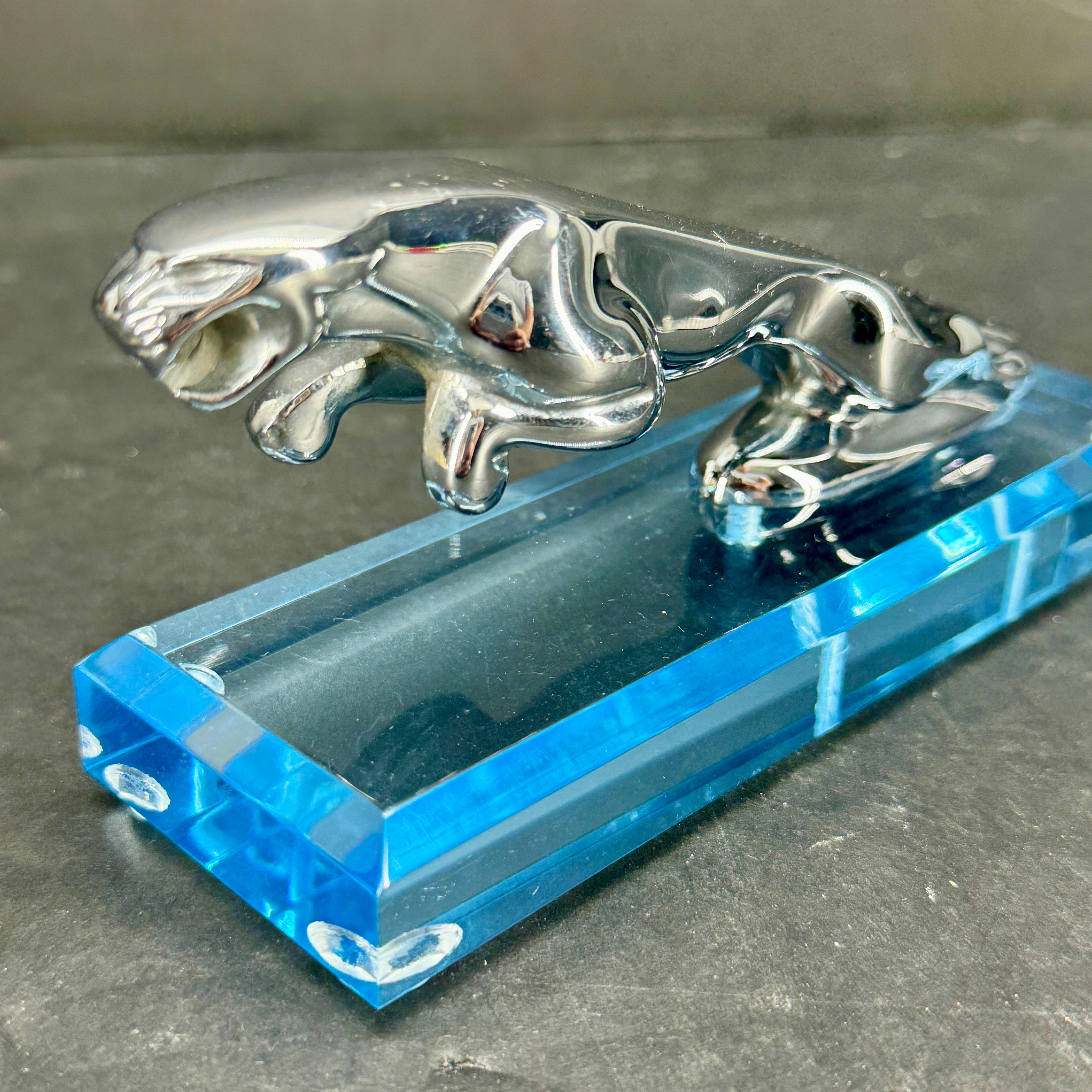 Mascotte d'epoca per il cappuccio dell'auto Jaguar su base in lucite in vendita 4