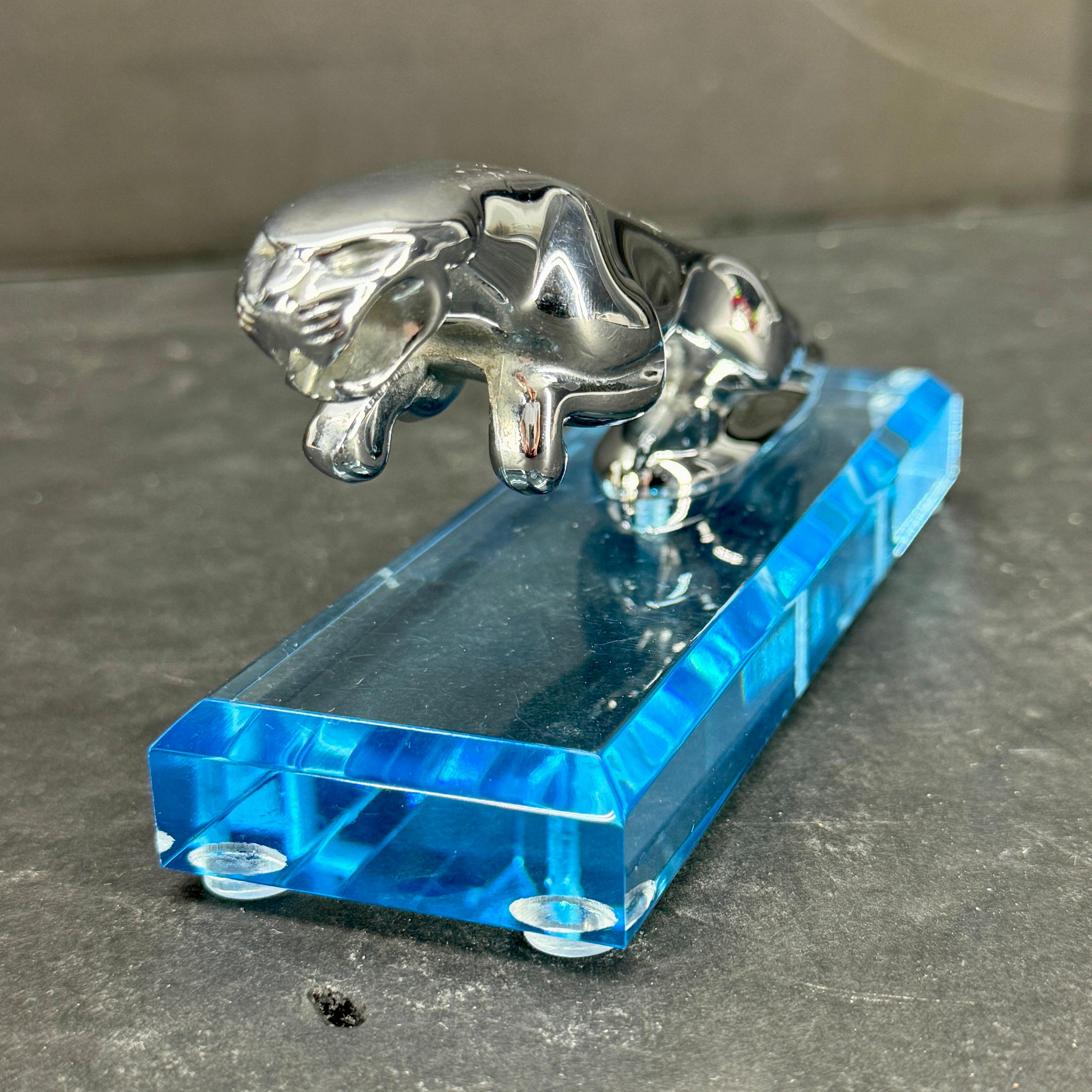Mascotte d'epoca per il cappuccio dell'auto Jaguar su base in lucite in vendita 5