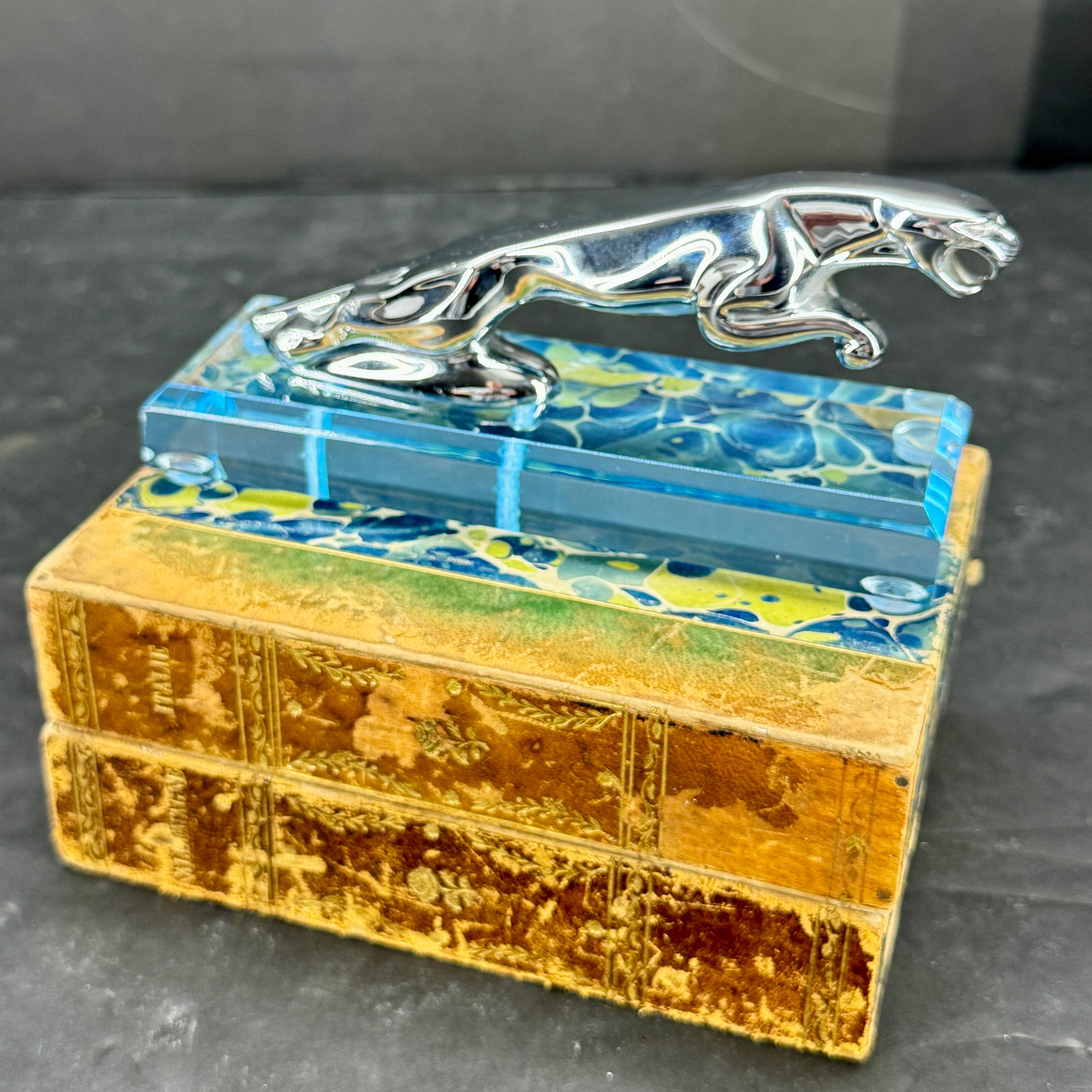 Mascotte d'epoca per il cappuccio dell'auto Jaguar su base in lucite in vendita 6