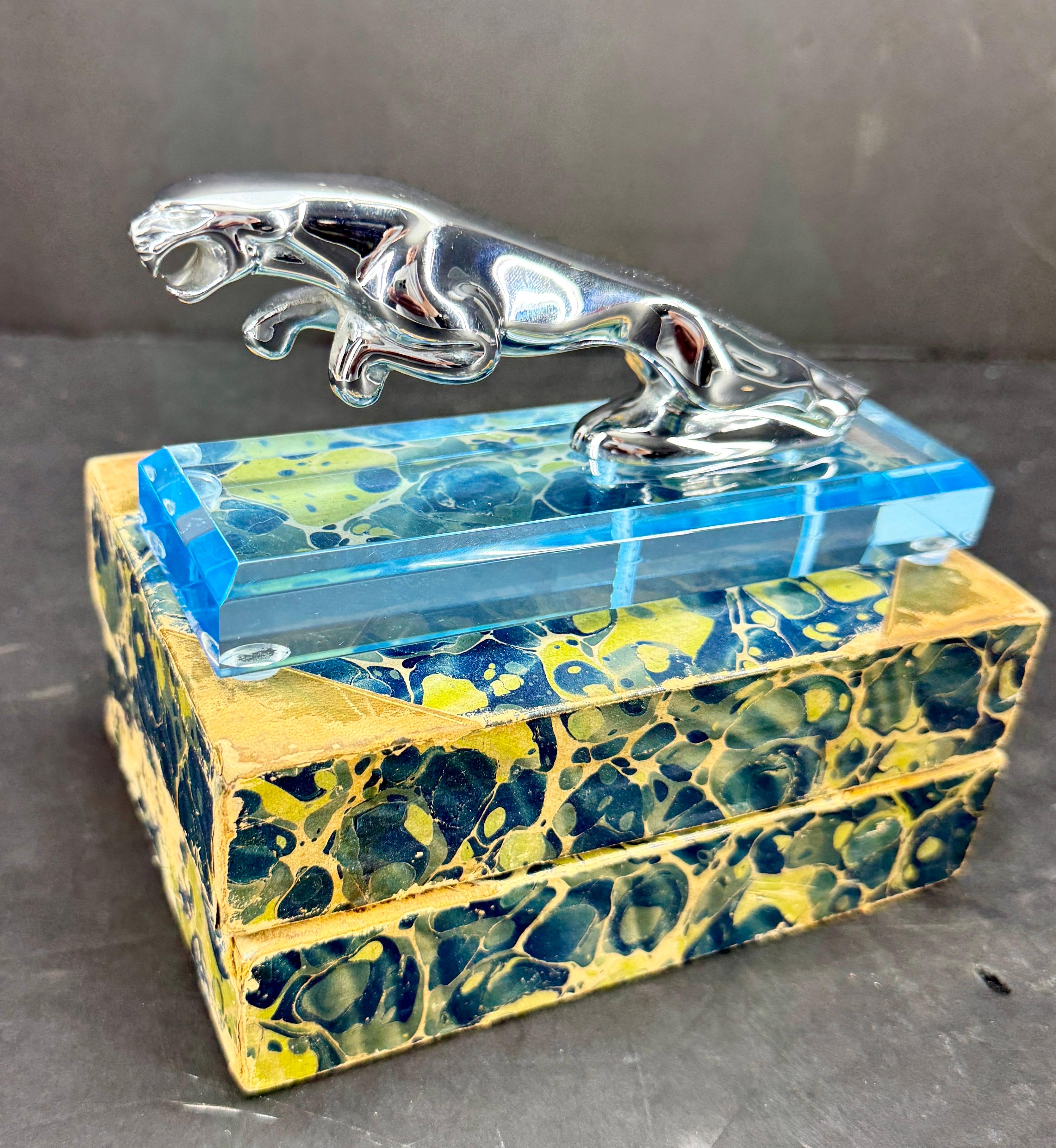 Mascotte d'epoca per il cappuccio dell'auto Jaguar su base in lucite in vendita 7