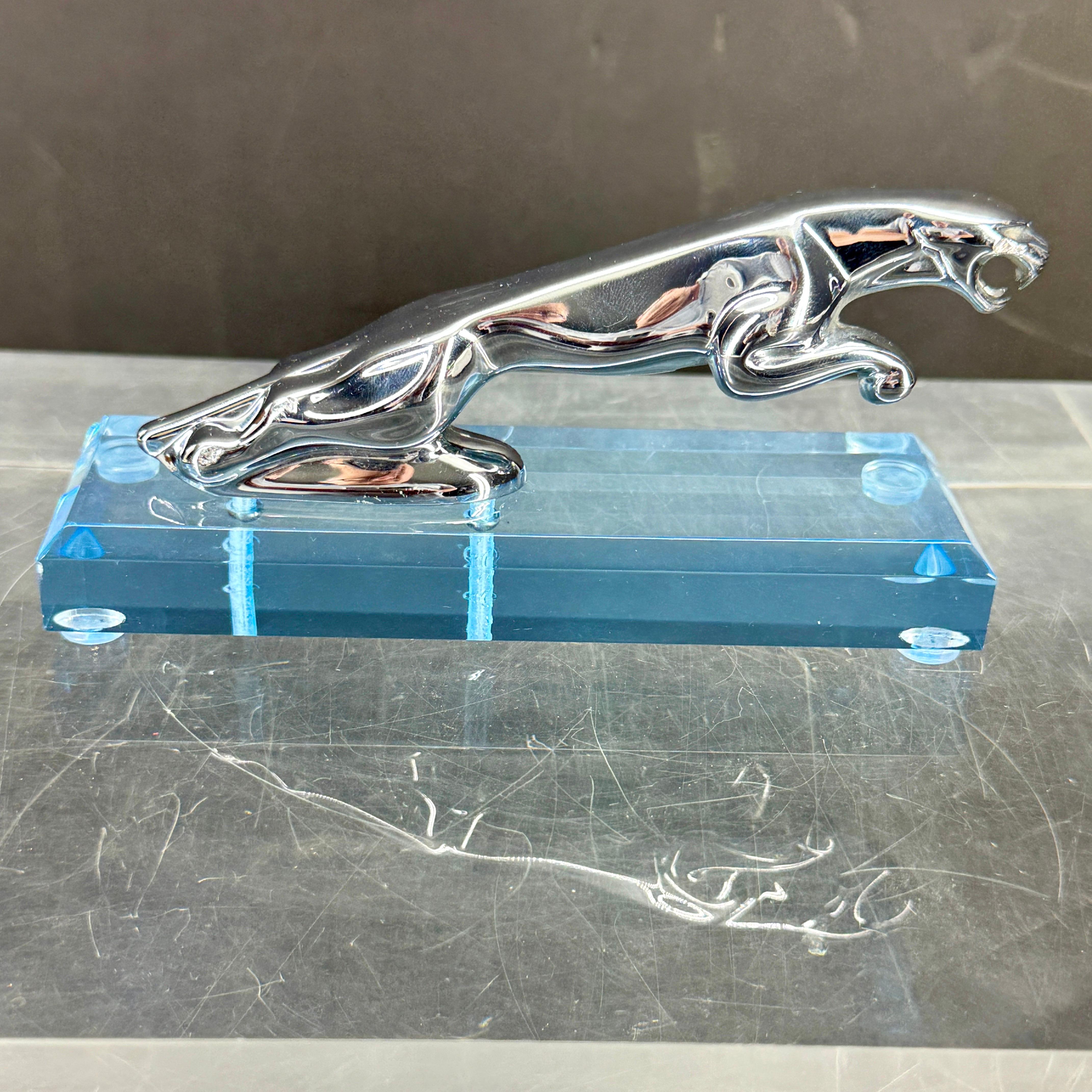 Mascotte d'epoca per il cappuccio dell'auto Jaguar su base in lucite in vendita 8