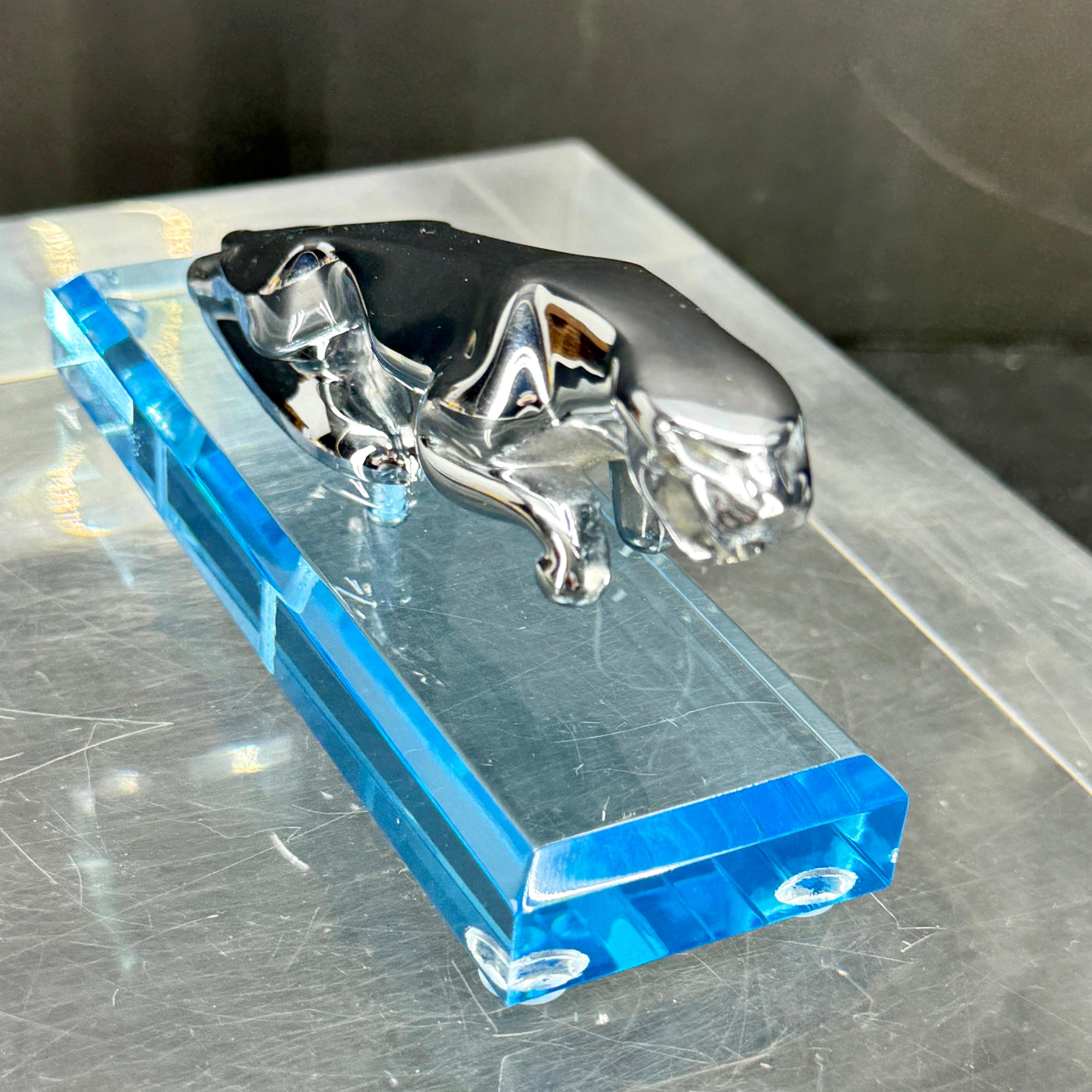 Mascotte d'epoca per il cappuccio dell'auto Jaguar su base in lucite in vendita 9