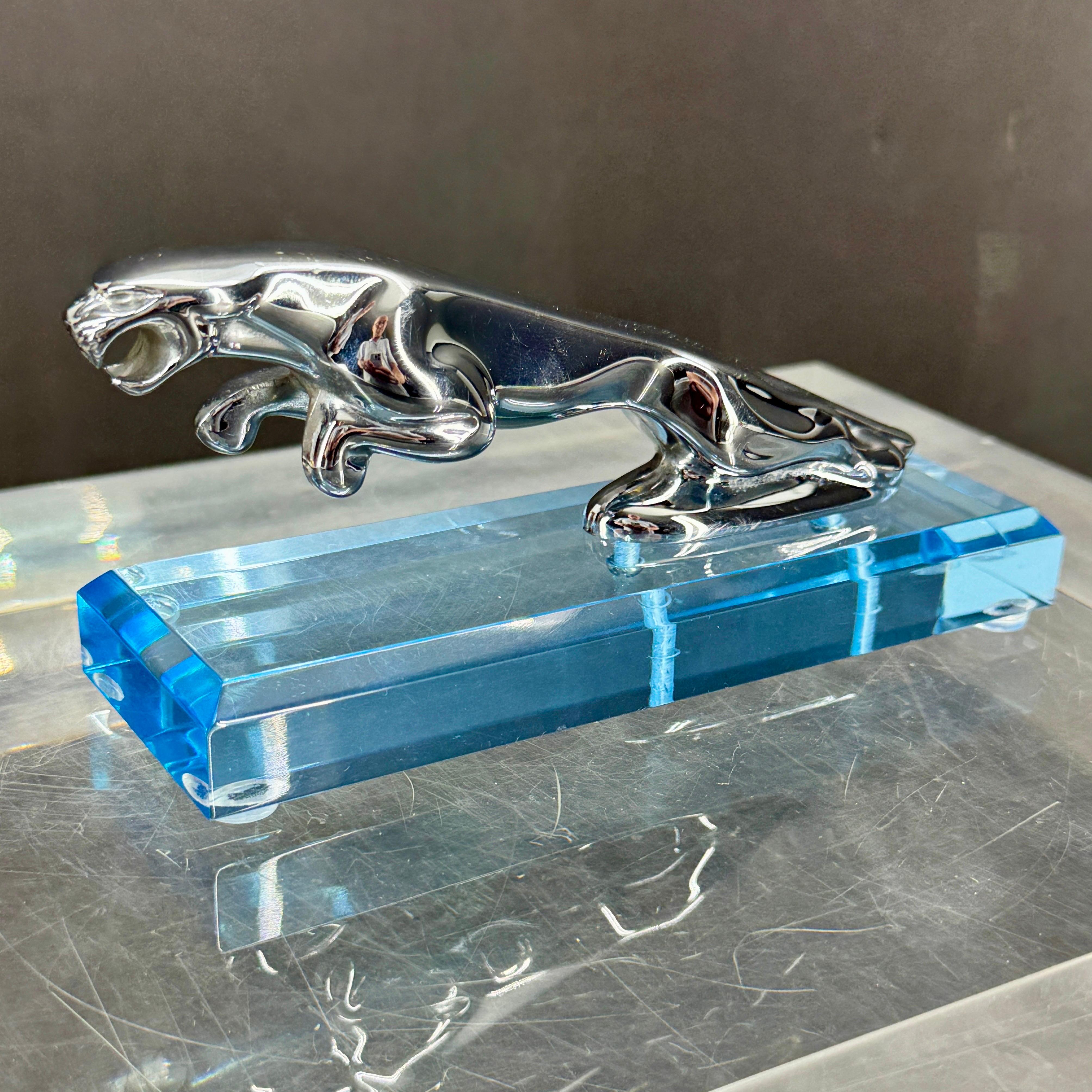 Mascotte d'epoca per il cappuccio dell'auto Jaguar su base in lucite in vendita 10