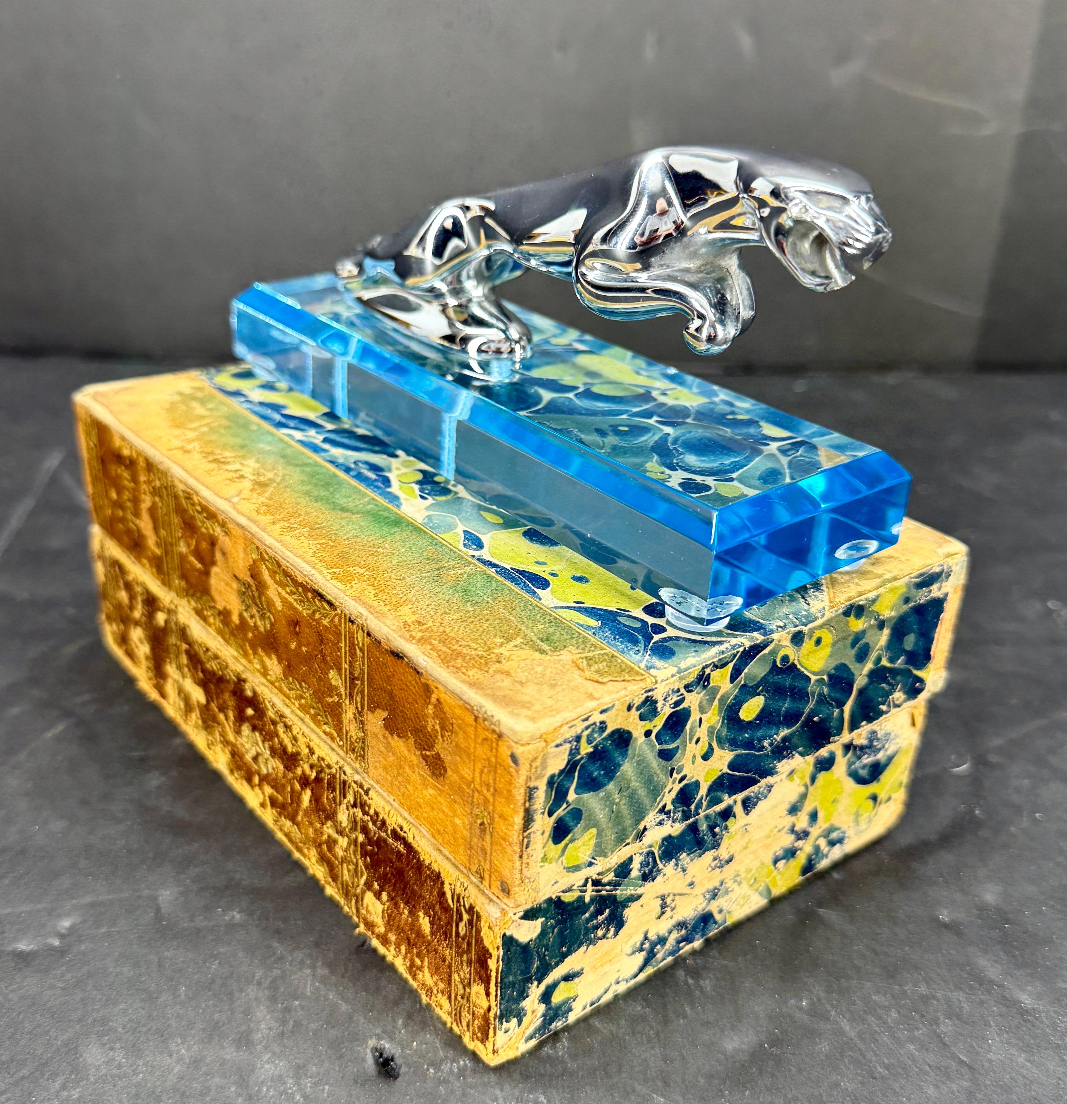 Mid-Century moderno Mascotte d'epoca per il cappuccio dell'auto Jaguar su base in lucite in vendita