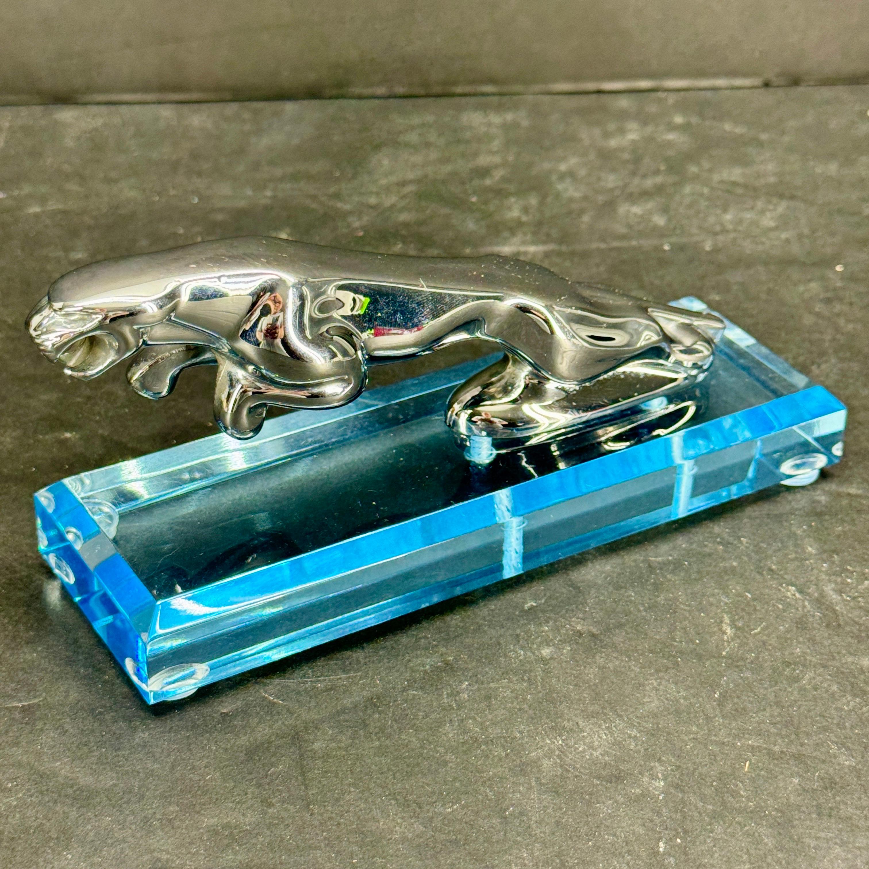 Fatto a mano Mascotte d'epoca per il cappuccio dell'auto Jaguar su base in lucite in vendita