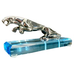 Mascot emblématique de la voiture Jaguar à capuche vintage sur base en lucite