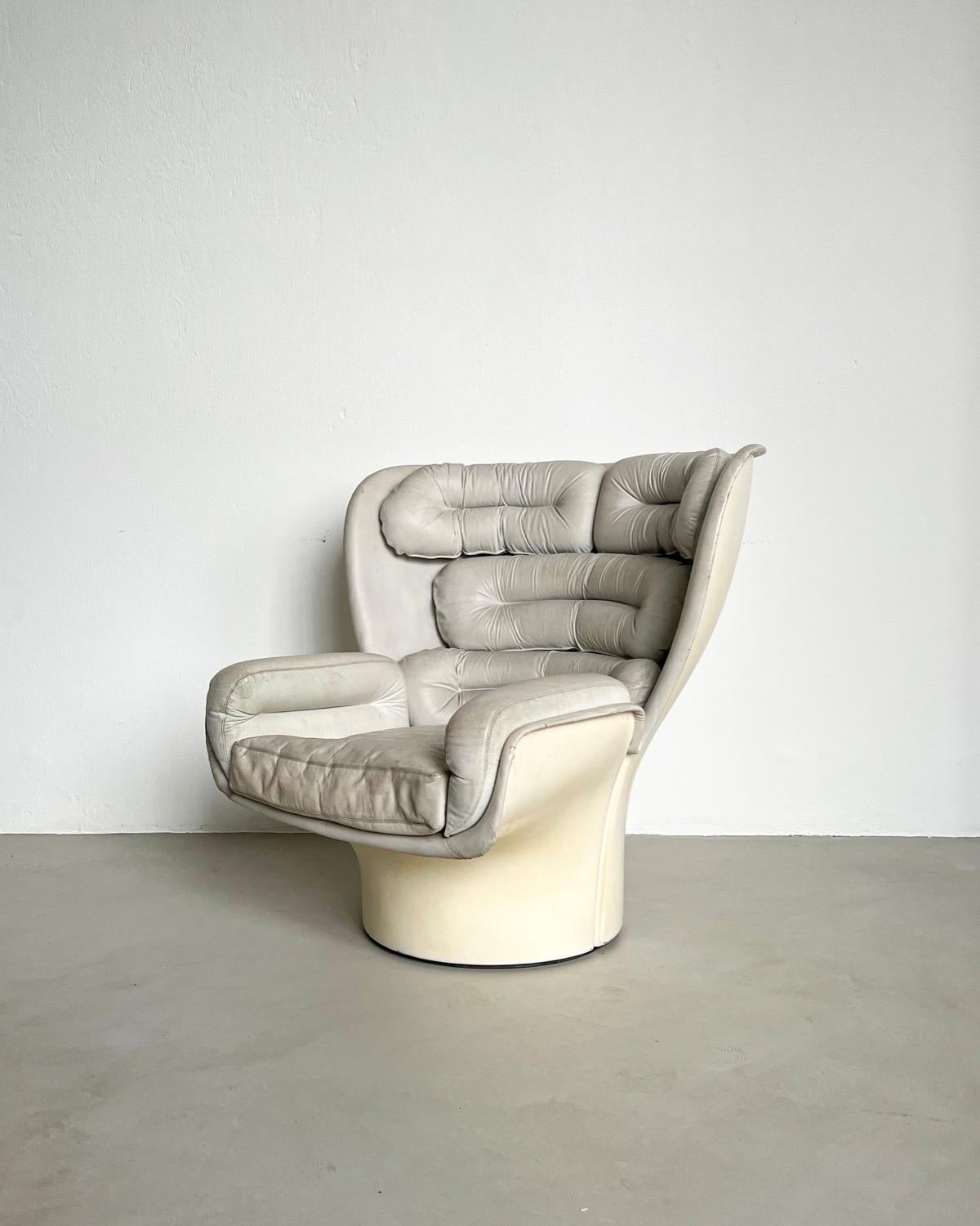 Nous sommes en 1963, l'ère spatiale est à son début, et l'architecte italien Joe Colombo conçoit une pièce qui définira l'esthétique de l'époque : il s'agit bien sûr de la chaise Elda, qui porte le nom de sa femme bien-aimée, fabriquée par Comfort
