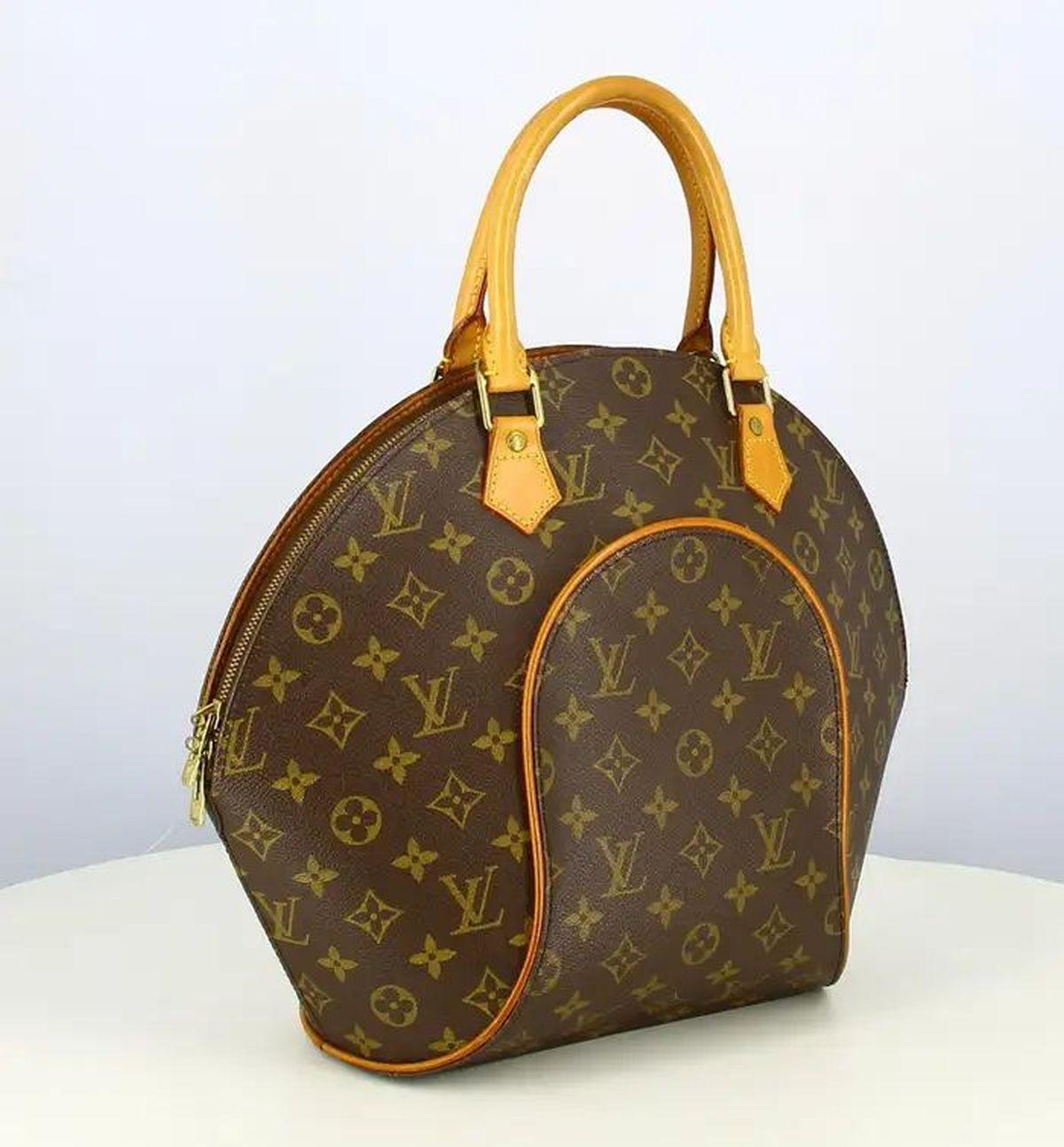 Simply Beautiful! Vintage Iconic Louis Vuitton Designer 1998 MM Monogram Ellipse. Vintage crafted Traditional Louis Vuitton Monogram Toile Canvas Bowling design Handbag. Featuring Vachetta cowhide Leather with piping, strong durable handles with
