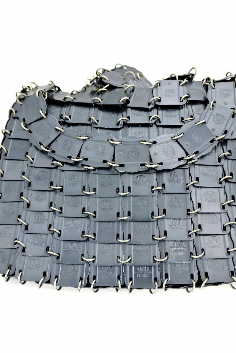 Vintage Iconic PACO RABANNE Logo Square Disc Chainmail Space Age Metal Bag In Excellent Condition In Kingersheim, Alsace
