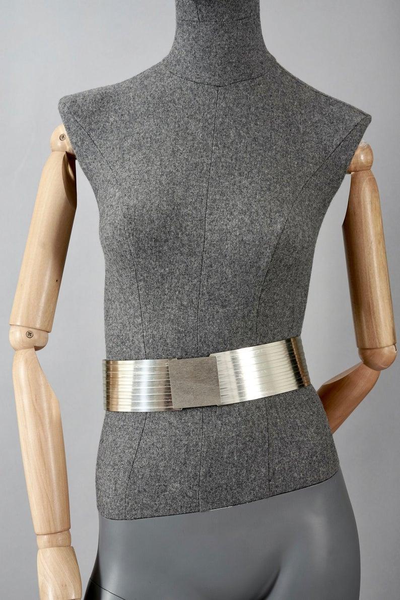 Vintage Iconic PACO RABANNE Space Age Rigid Metal Wide Belt

Measurements:
Height: 2.32 inches (5.9 cm)
Wearable Length: 29.52 inches (75 cm)
Overall Length: 30.31 inches (77 cm)

Features:
- 100% Authentic PACO RABANNE.
- Ribbed metal belt with