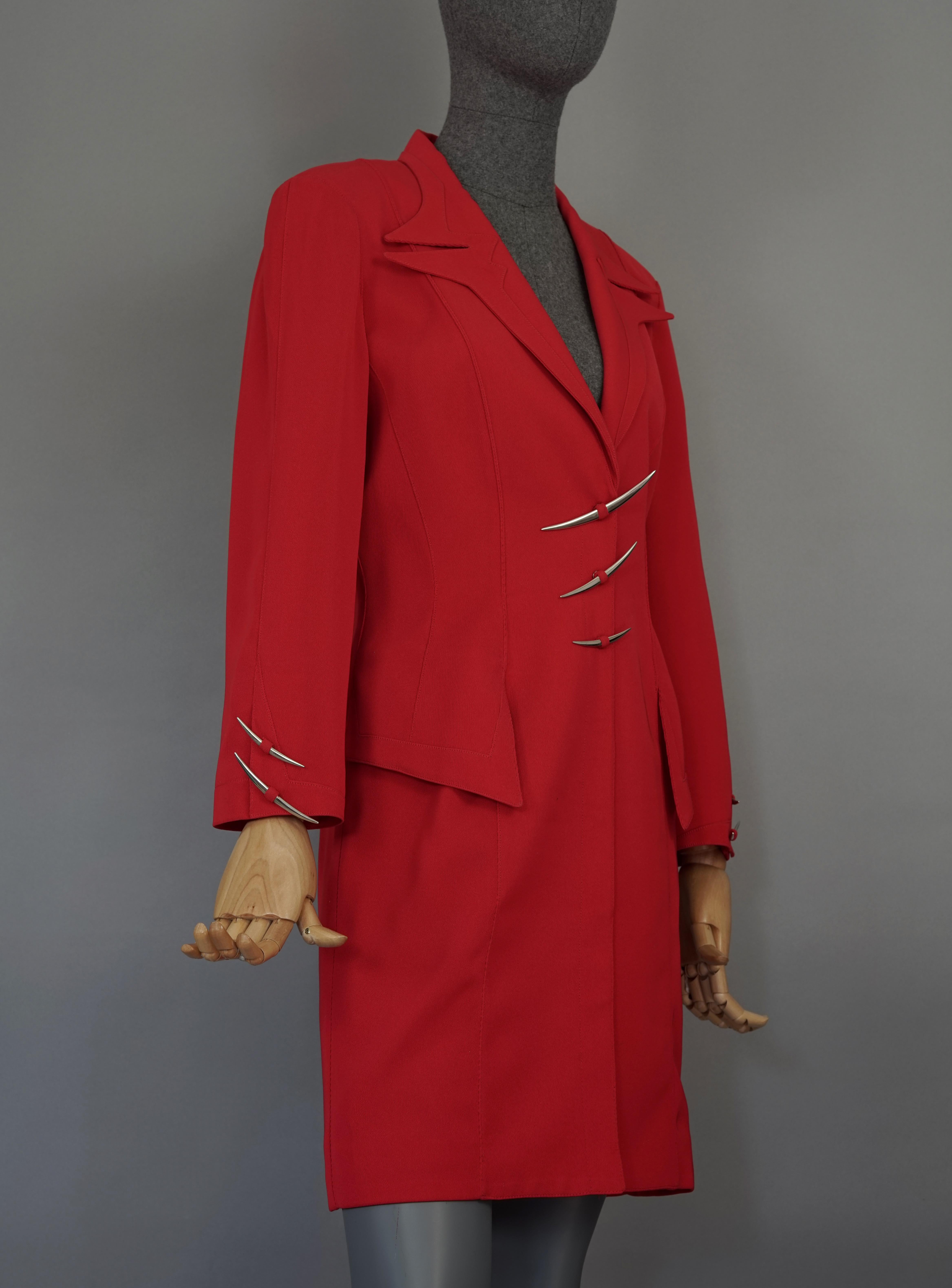 THIERRY MUGLER Costume vintage emblématique robe rouge futuriste à capuche en métal argenté Excellent état - En vente à Kingersheim, Alsace