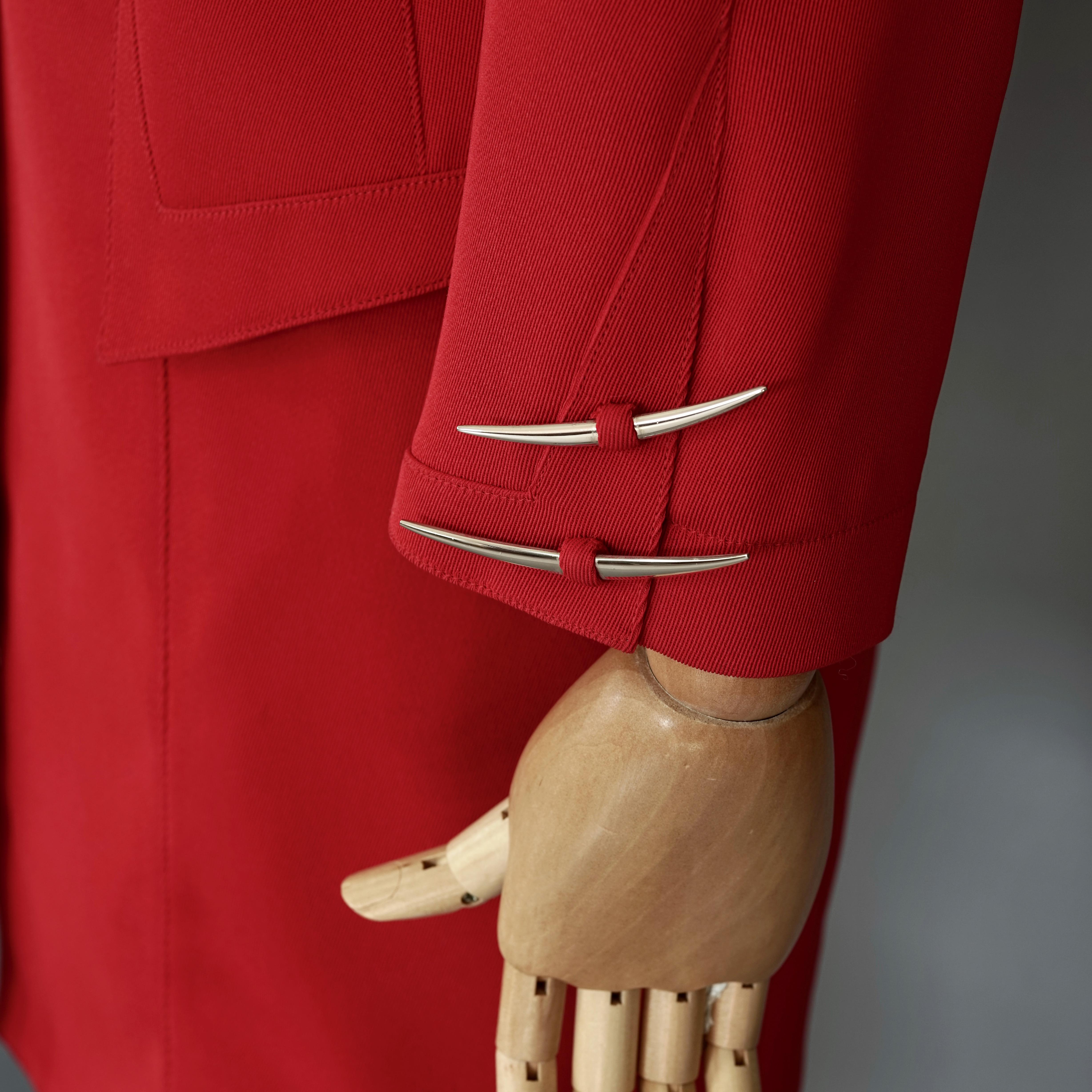 THIERRY MUGLER Costume vintage emblématique robe rouge futuriste à capuche en métal argenté en vente 3
