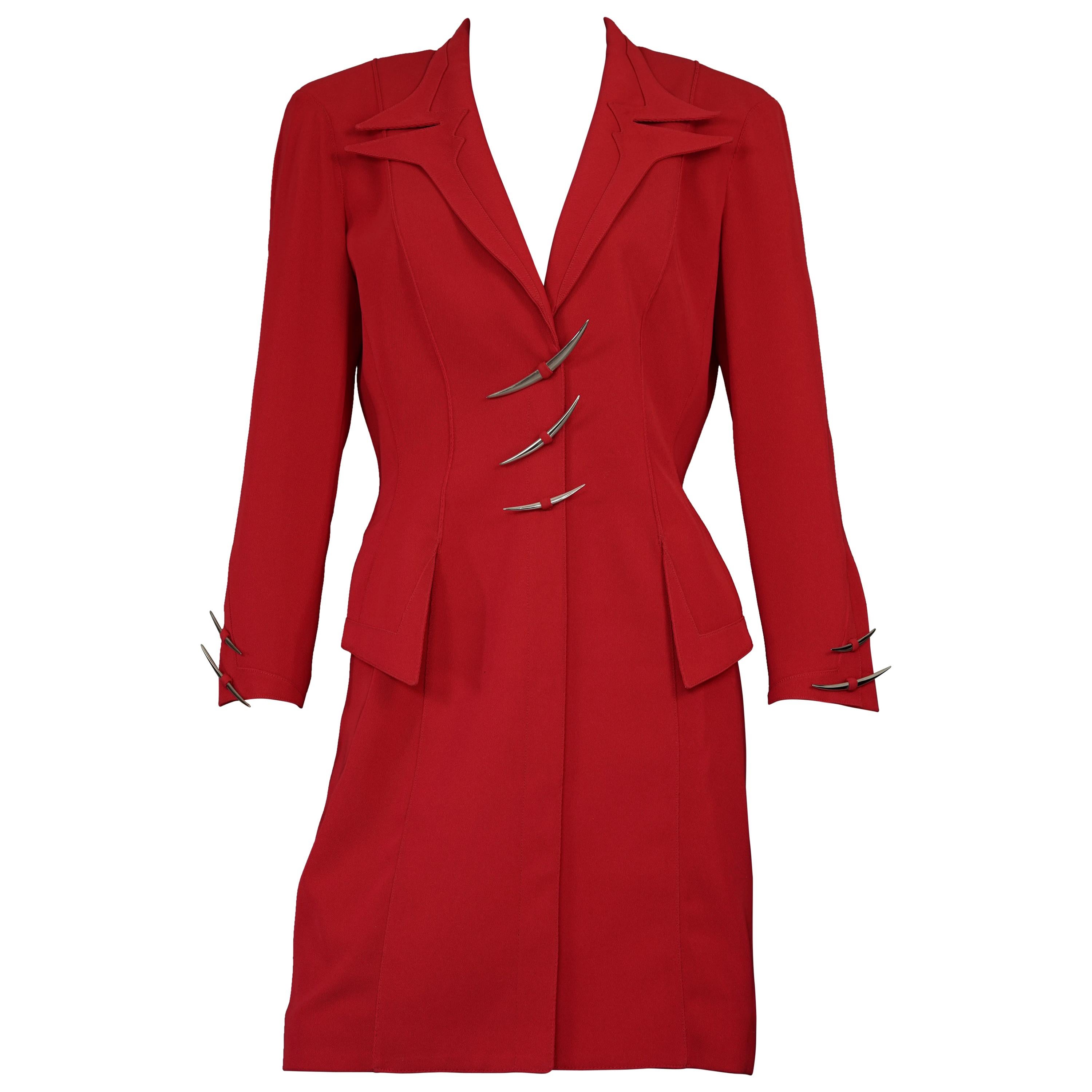 Vintage Iconic THIERRY MUGLER Silver Metal Hooks Futuristic Red Dress Suit

Mesures prises à plat, veuillez doubler le buste, la taille et les hanches :
Epaule : 15.74 pouces (40 cm)
Manches : 21 pouces (53,5 cm)
Poitrine : 48 cm (18.89