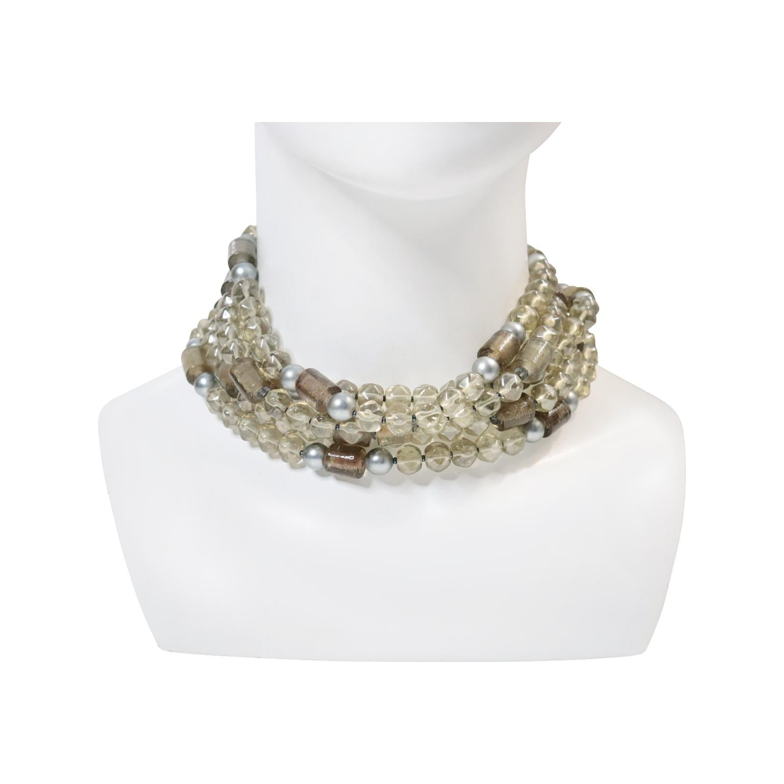 Collana girocollo con perline grigio ghiaccio vintage, circa anni '90. Questa collana comprende perline di diverse consistenze e dimensioni che le conferiscono l'aspetto che ha. Ha cinque fili di perline più grandi. Ci sono perline rotonde e