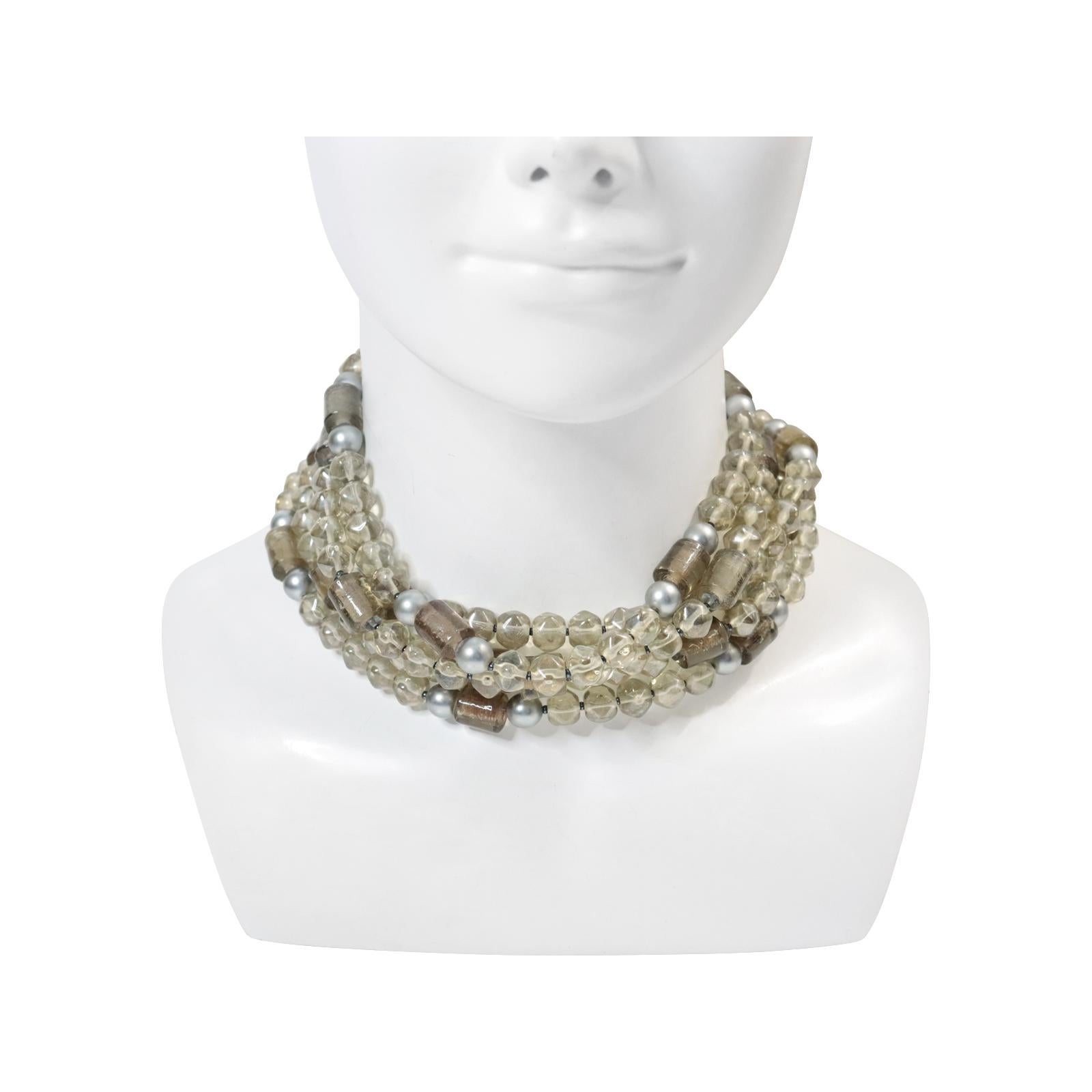 Moderno Collana girocollo con perline grigio ghiaccio vintage, circa anni '90 in vendita