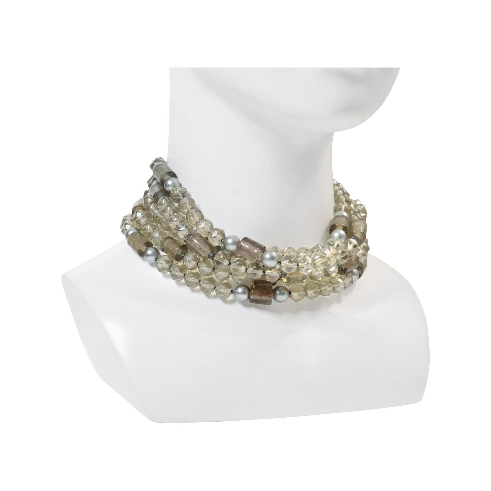 Collana girocollo con perline grigio ghiaccio vintage, circa anni '90 In condizioni buone in vendita a New York, NY