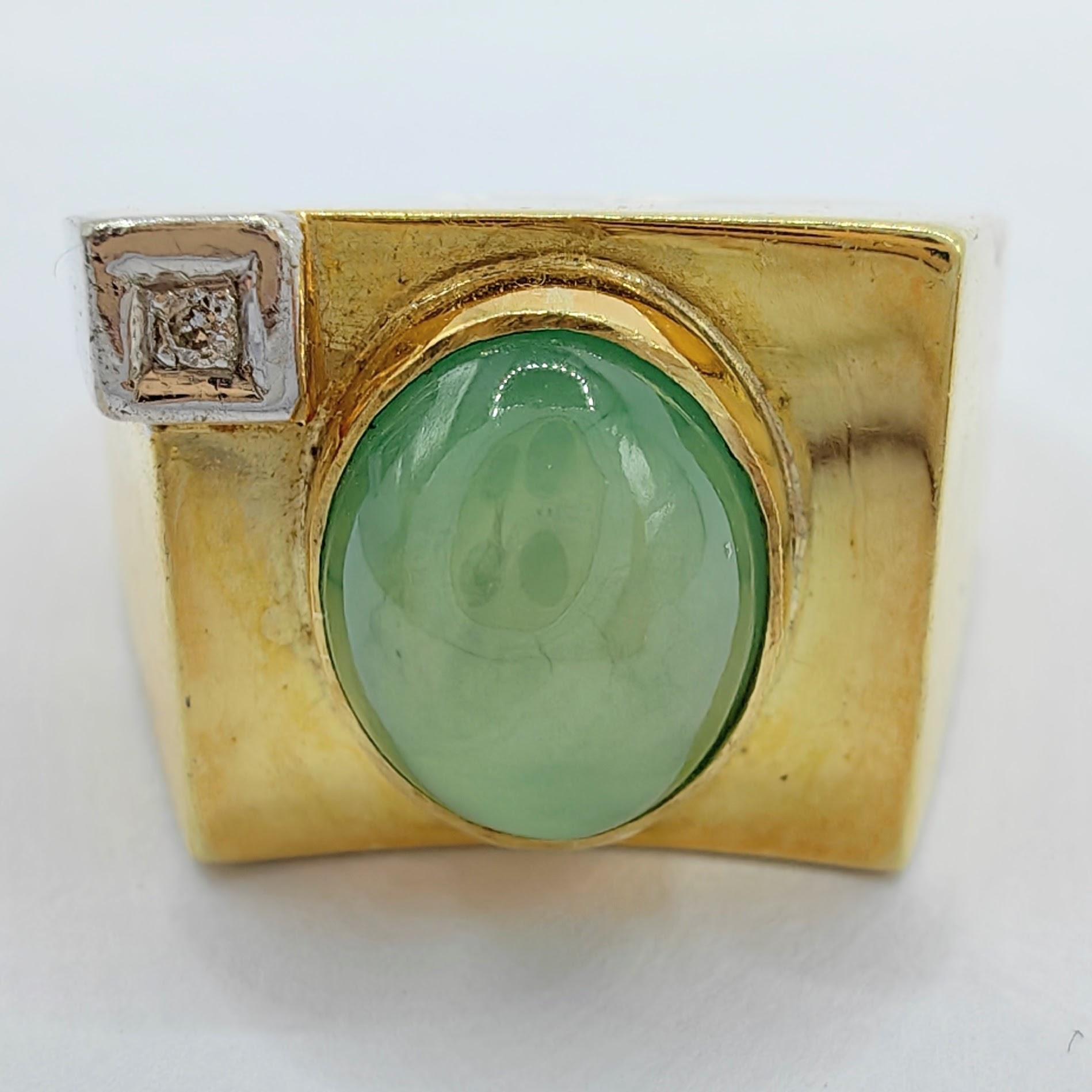 Vintage Icy Light Apple Green Jadeite Jade Diamond Ring in 14K Two-tone Gold In New Condition For Sale In Wan Chai District, HK