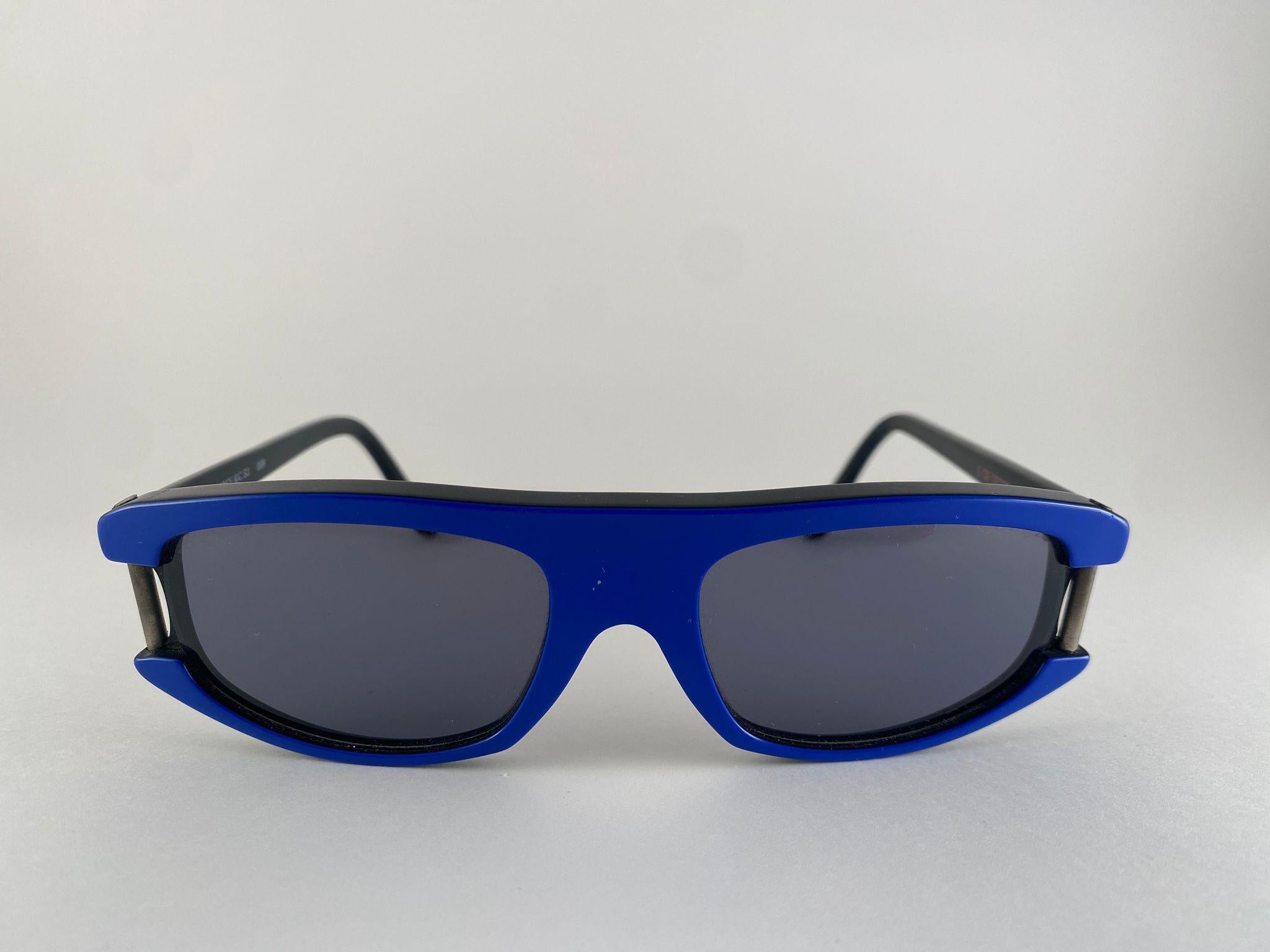

One Of A Kind IDC unsere E De Senneville Sonnenbrille mit einem Paar dunkelgrünen Gläsern. 

Dieses Paar kann kleinere Abnutzungserscheinungen aufgrund der Lagerung aufweisen. 



Hergestellt in Frankreich





Vorderseite                         