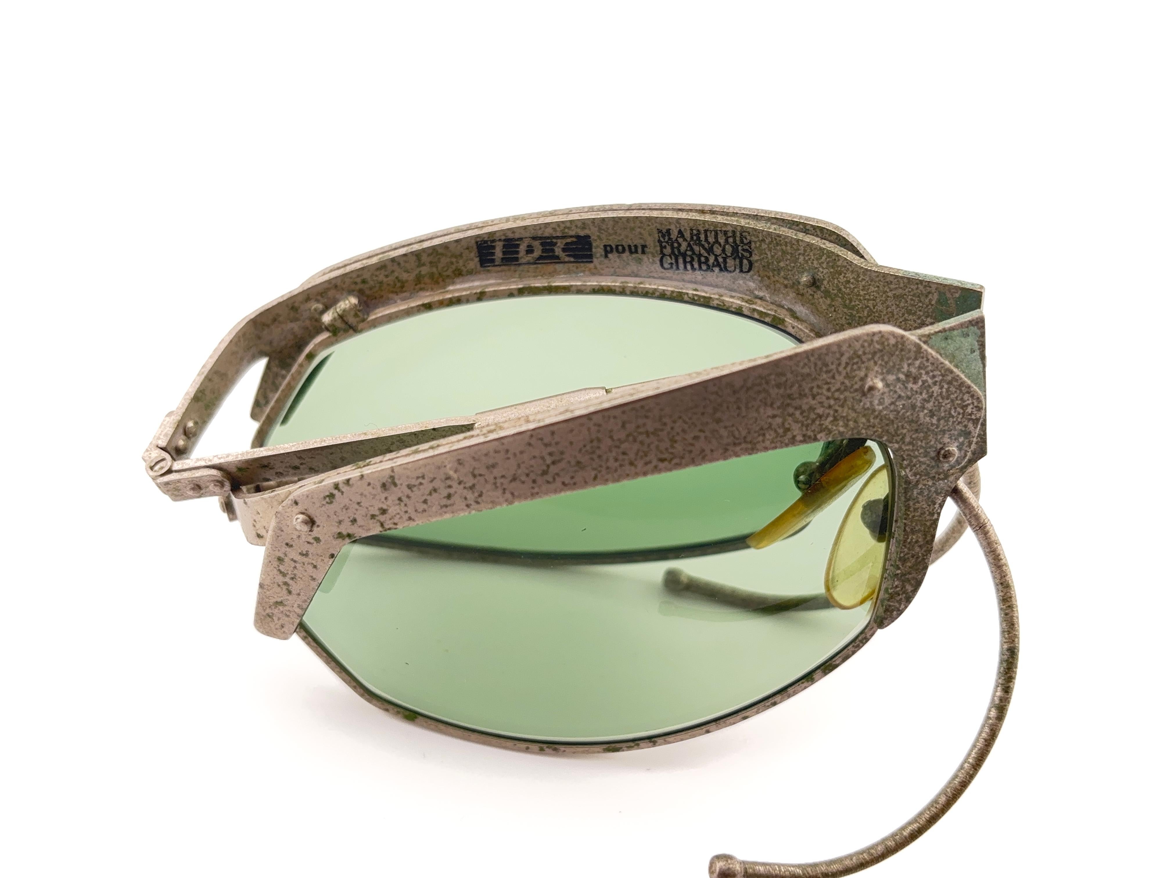 

Precious Limited Edition IDC Pour Marithe Francois Girbaud Old Silver Frame Das Metall wurde behandelt, um eine post-apokalyptische Worn Out Look geben.  
Gekräuselte Schläfen für ein modisches und dennoch bequemes Tragegefühl.

Dieses Paar kann
