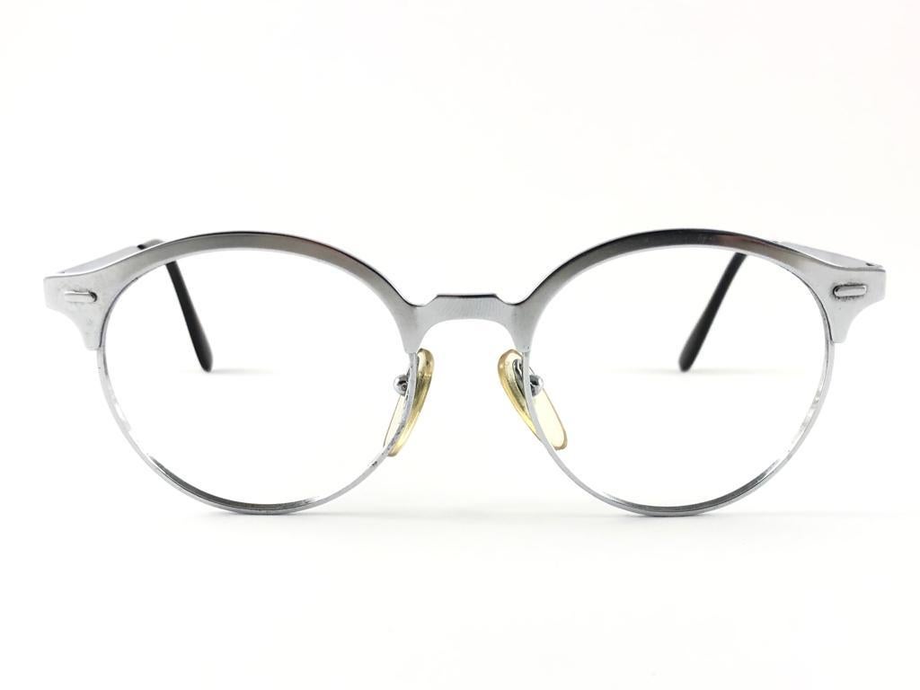 

IDC Pour Marithe Francois Girbaud round silver with clip on removable sunglasses.
This pair show minor sign of wear due to storage. 
Made in France.

FRONT 13 CMS
LENS HEIGHT 4.4 CMS
LENS WIDTH 4.7 CMS
TEMPLES 13.5 CMS 