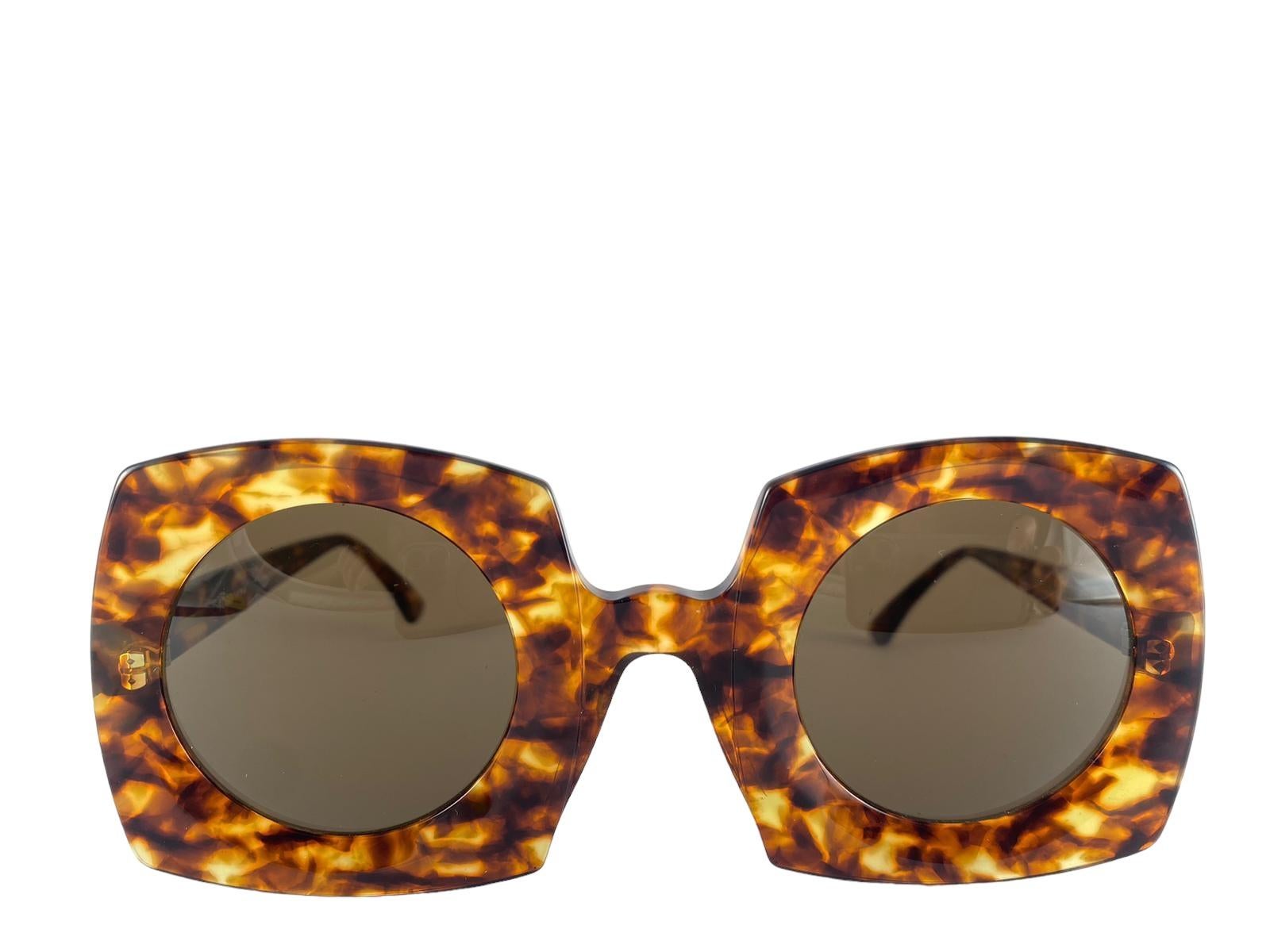
 Occhiali da sole oversize IDC tartaruga vintage
Questa coppia può presentare lievi segni di usura dovuti all'immagazzinamento.



Prodotto in Francia negli anni '80



Anteriore                                                                14