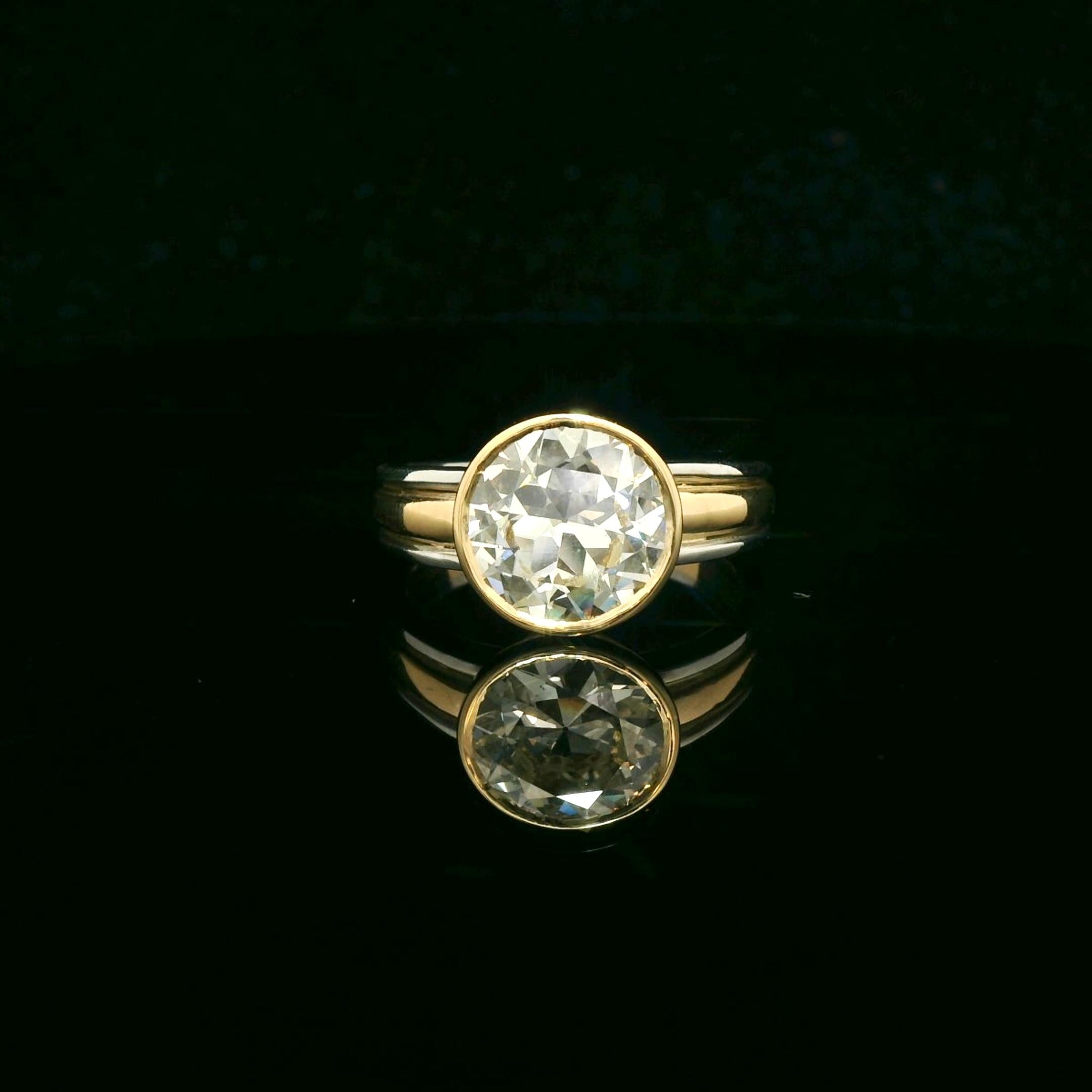 Vintage solitaire diamond ring. 

A kind of classic design with a unique touch (the bicolor gold on the band of the ring) that makes it one of a kind!

The ring is set with a center IGI certified old European cut diamond of 3.32 carats (I color -