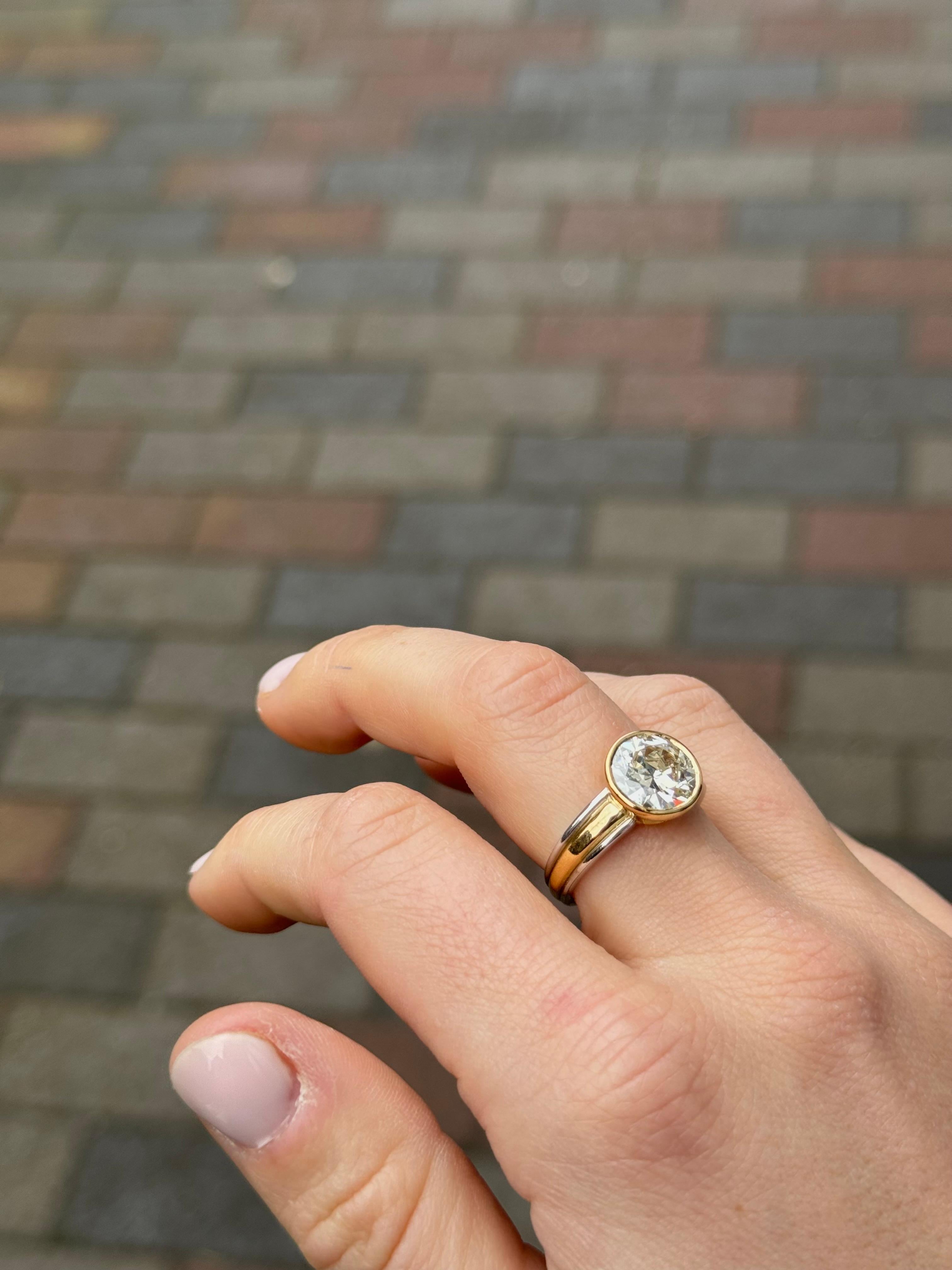 Vintage IGI Certified 3.32 Carats solitaire diamond ring For Sale 3